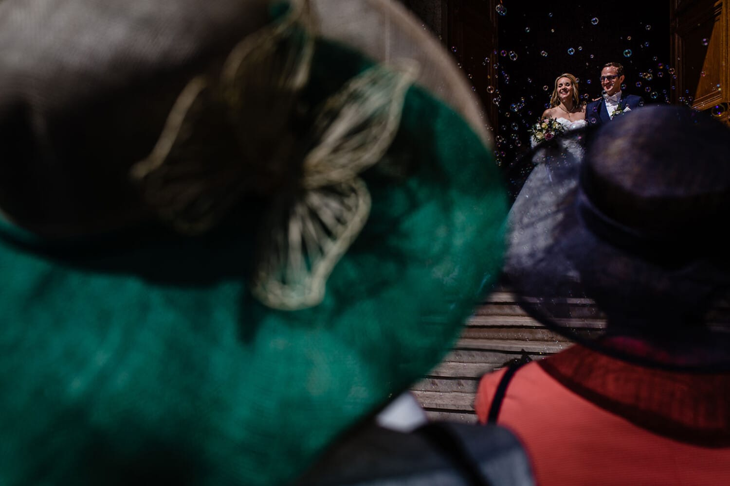 Une sortie d'église haute en couleur