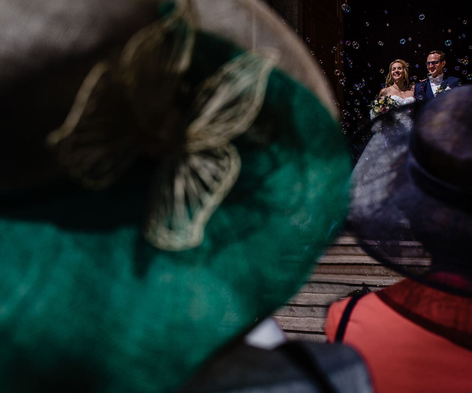 Une sortie d'église haute en couleur