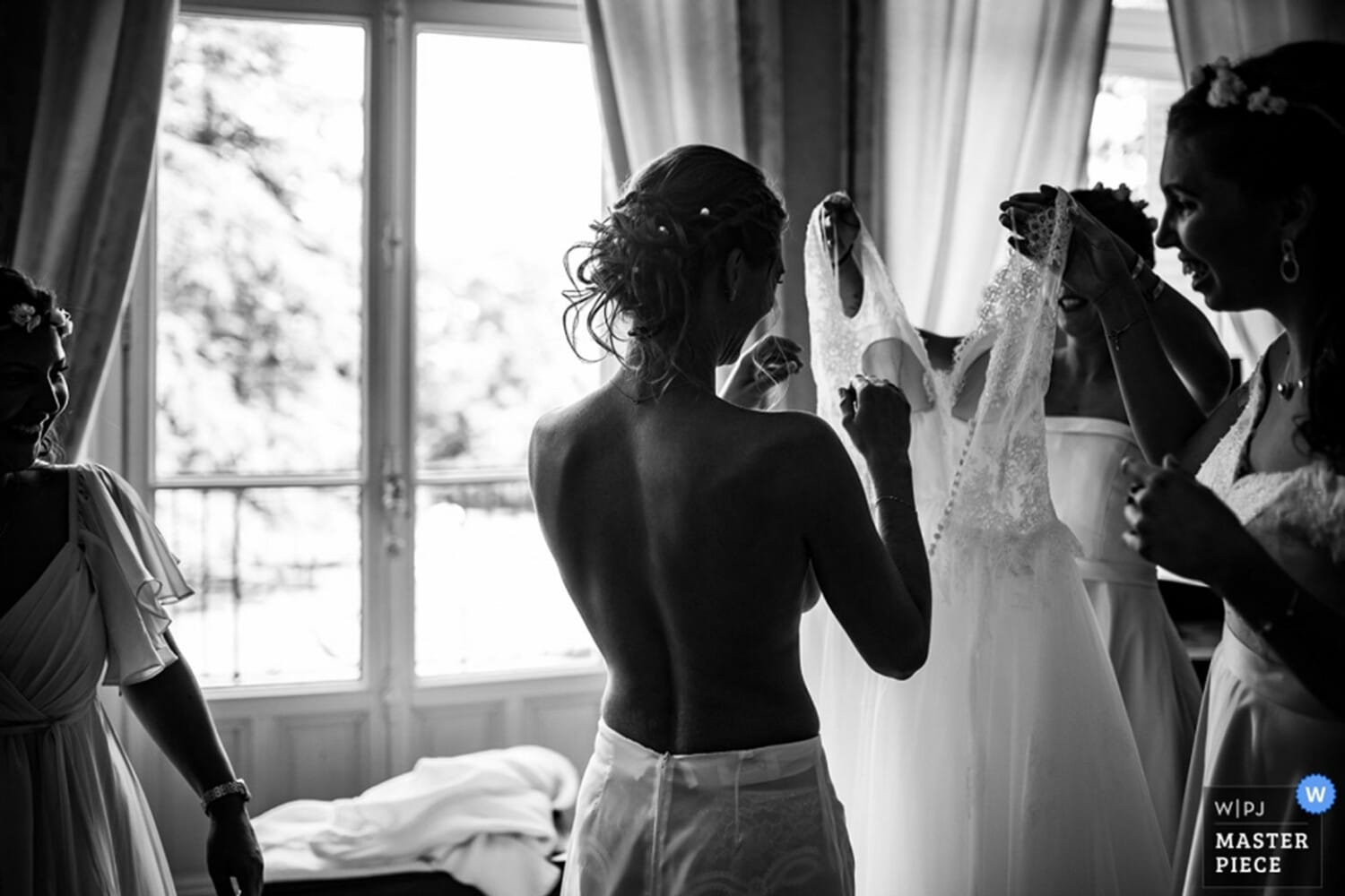 Meilleures photographies de mariage du photographe de mariage David Pommier. Photographie de préparatifs de la mariée. Photographie de mariage récompensée, les préparatifs de la mariée. Comment choisir son photographe de mariage. Et pourquoi?