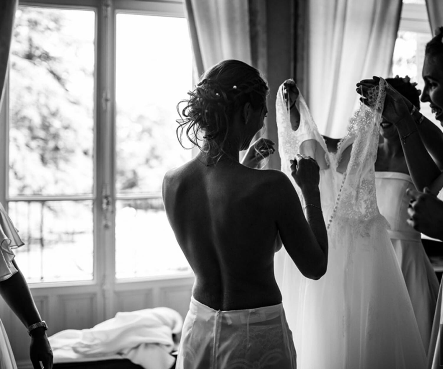 Meilleures photographies de mariage du photographe de mariage David Pommier. Photographie de préparatifs de la mariée. Photographie de mariage récompensée, les préparatifs de la mariée. Comment choisir son photographe de mariage. Et pourquoi?