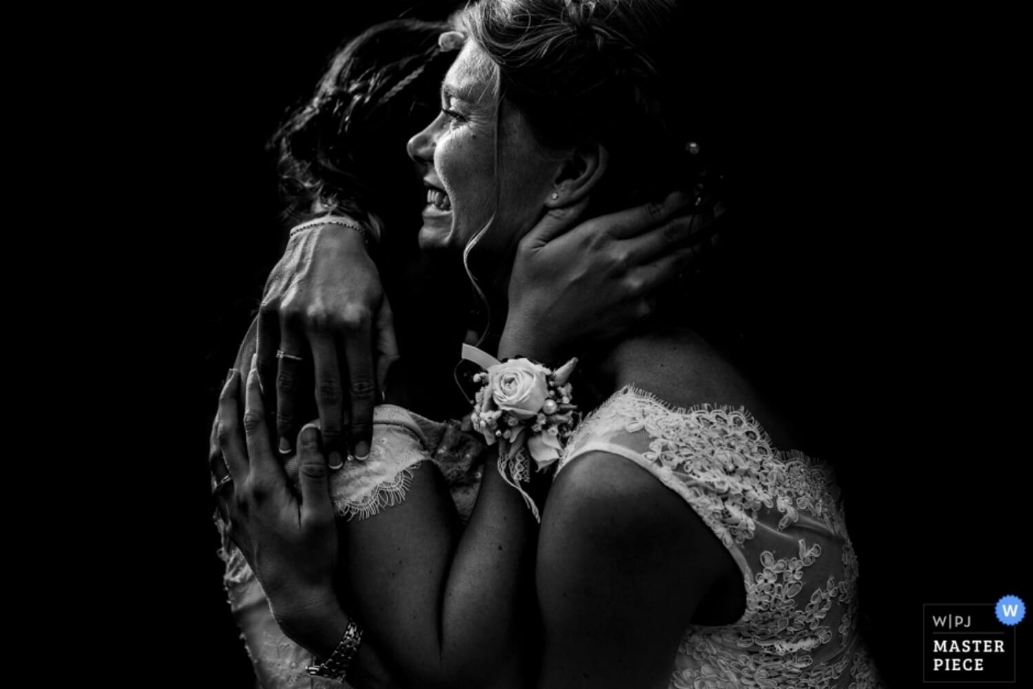 Photographie de mariage récompensée, la cérémonie. Minimaliste J'aime garder l'essentiel et retirer ce qui ne sert pas l'image. J'aime que ce soit la lumière qui m'aide à ne garder que ce qui compte dans la photographie, le plus important. Dans mon texte favori, le Petit Prince, son auteur Antoine de Saint Exupéry dit "qu'on ne voit bien qu'avec le coeur, l'essentiel est invisible pour les yeux". Je pense sincèrement qu'être photographe de mariage c'est être le coeur, votre coeur. Vos yeux seront distraits ce jour là, ils seront focalisés sur l'être cher et peut être ils vont louper des moments.  J'en reviens à "pourquoi?"