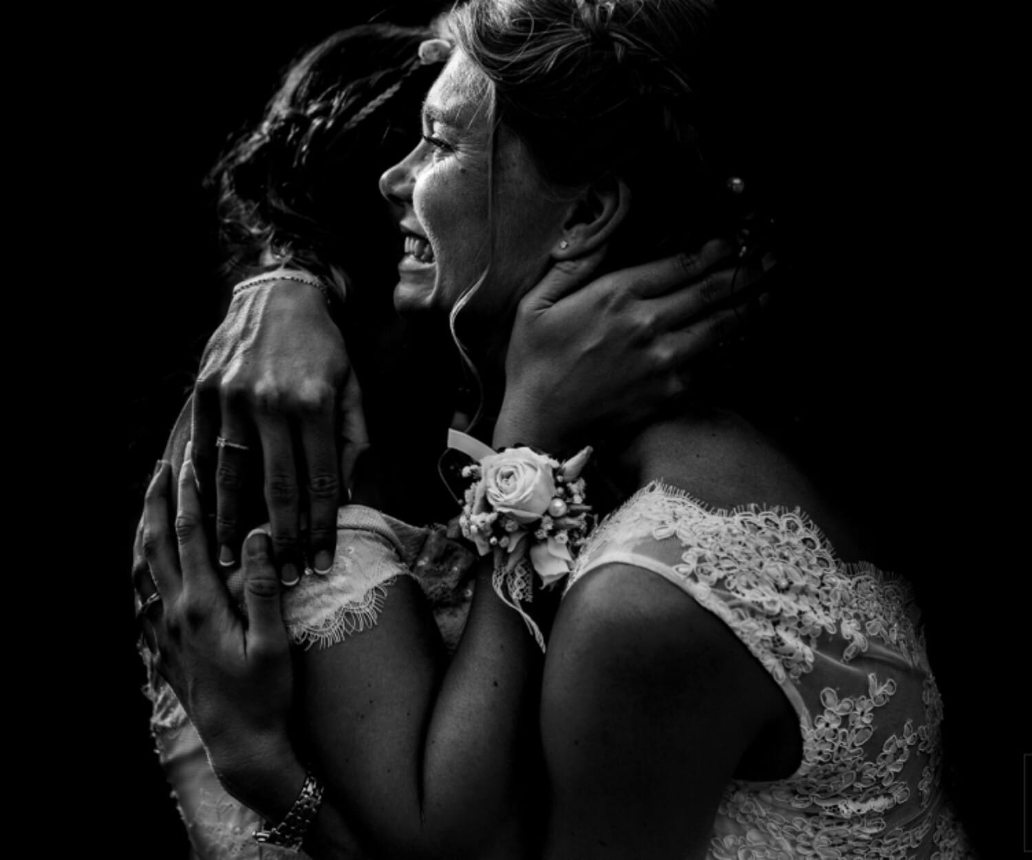 Photographie de mariage récompensée, la cérémonie. Minimaliste J'aime garder l'essentiel et retirer ce qui ne sert pas l'image. J'aime que ce soit la lumière qui m'aide à ne garder que ce qui compte dans la photographie, le plus important. Dans mon texte favori, le Petit Prince, son auteur Antoine de Saint Exupéry dit "qu'on ne voit bien qu'avec le coeur, l'essentiel est invisible pour les yeux". Je pense sincèrement qu'être photographe de mariage c'est être le coeur, votre coeur. Vos yeux seront distraits ce jour là, ils seront focalisés sur l'être cher et peut être ils vont louper des moments.  J'en reviens à "pourquoi?"