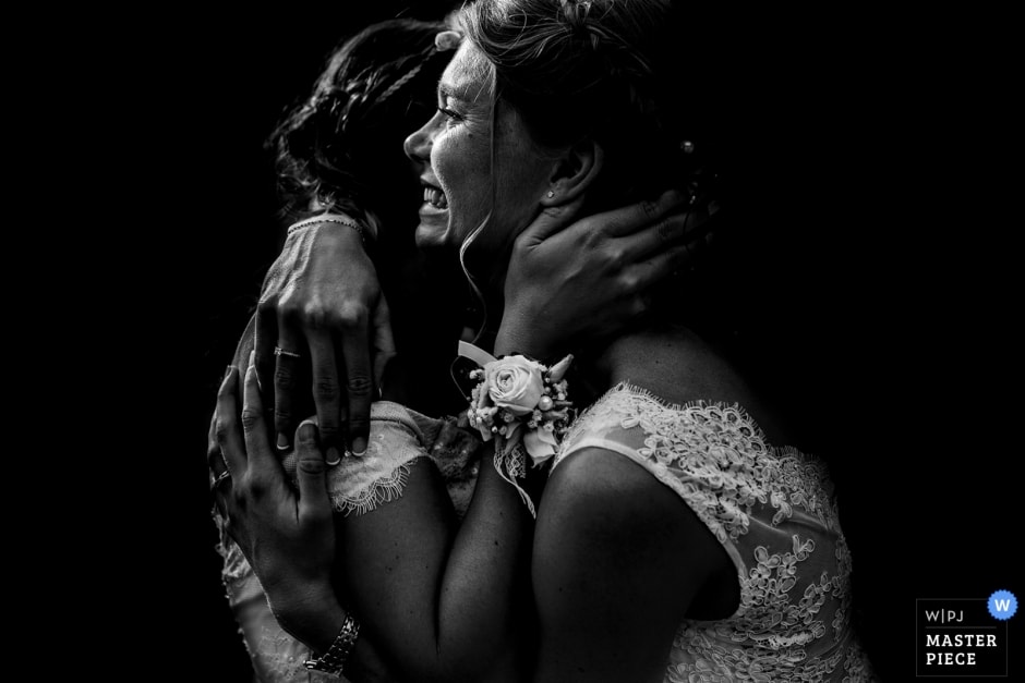 photographie-de-mariage-ceremonie-emotion Photographie de mariage récompensée, la cérémonie. Minimaliste J'aime garder l'essentiel et retirer ce qui ne sert pas l'image. J'aime que ce soit la lumière qui m'aide à ne garder que ce qui compte dans la photographie, le plus important. Dans mon texte favori, le Petit Prince, son auteur Antoine de Saint Exupéry dit "qu'on ne voit bien qu'avec le coeur, l'essentiel est invisible pour les yeux". Je pense sincèrement qu'être photographe de mariage c'est être le coeur, votre coeur. Vos yeux seront distraits ce jour là, ils seront focalisés sur l'être cher et peut être ils vont louper des moments. J'en reviens à "pourquoi?"