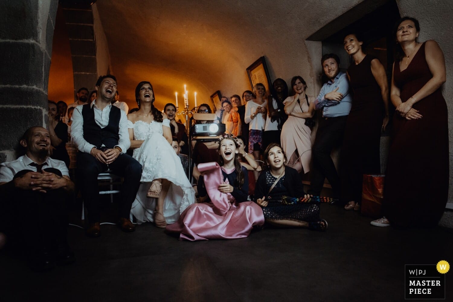 Photographie de mariage récompensée à la Wpja. Mariage au château de Saulnat à côté de Clermont Ferrand. Photographie de mariage récompensée, la soirée. Comment choisir son photographe de mariage. Et pourquoi?