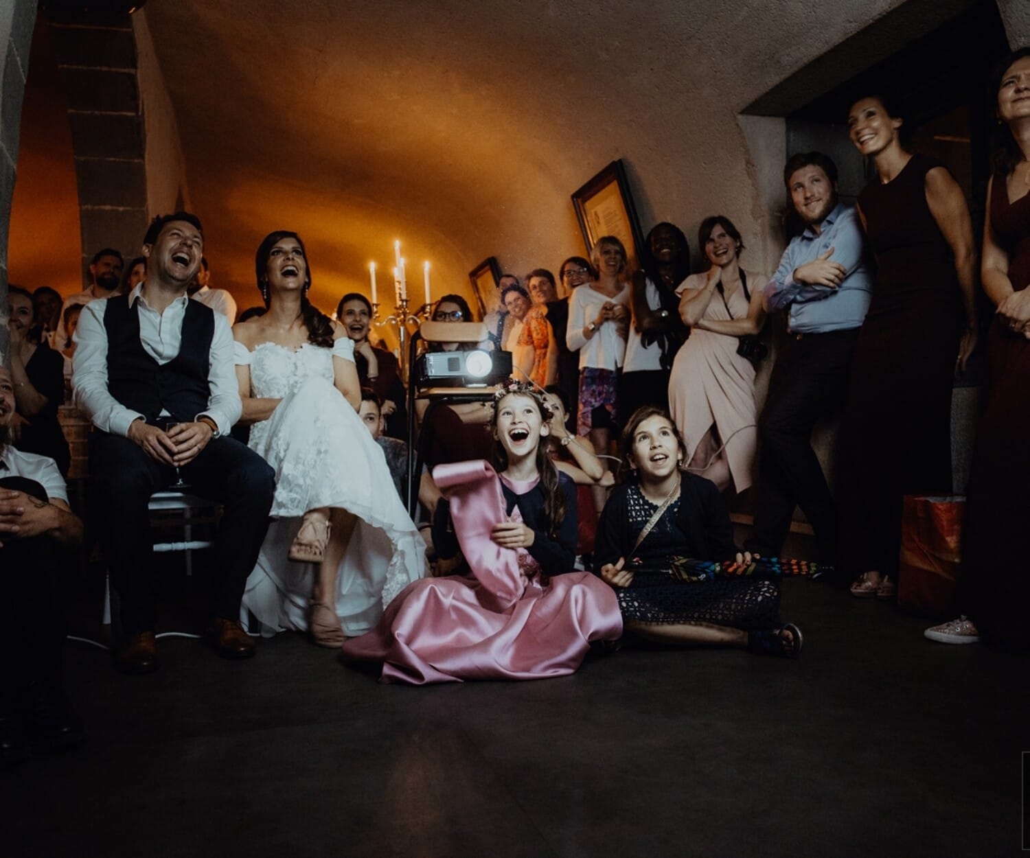 Photographie de mariage récompensée à la Wpja. Mariage au château de Saulnat à côté de Clermont Ferrand. Photographie de mariage récompensée, la soirée. Comment choisir son photographe de mariage. Et pourquoi?