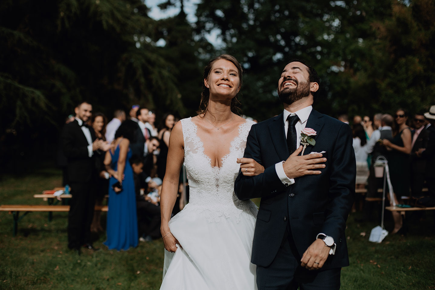 reportage-de-mariage-au-clos-des-tourelles-sennecey-le-grand-photographe-david-pommier-(460-sur-990) Meilleures photographies de mariage du photographe de mariage David Pommier. Clos des Tourelles. Photographie de mariage à la fin de la cérémonie laïque dans le parc du château