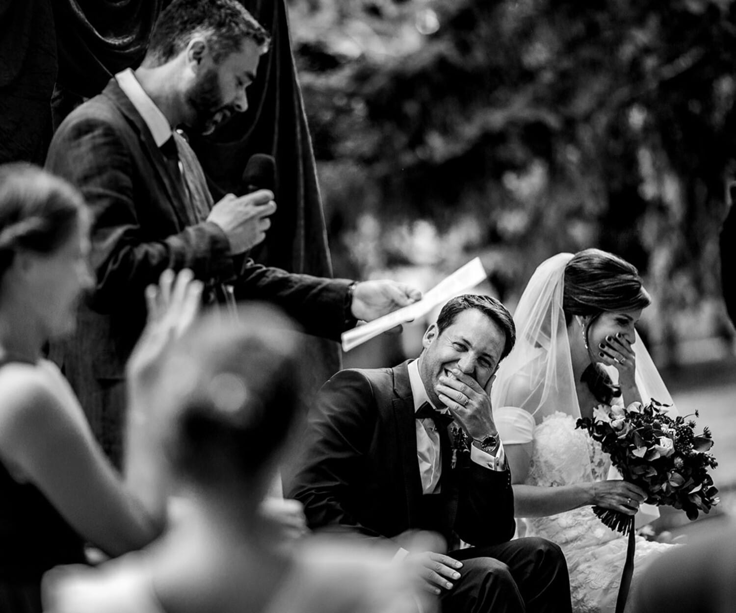 Meilleures photographies de mariage du photographe de mariage David Pommier. Château de Saulnat. Photographie de mariage lors d'une cérémonie laique.