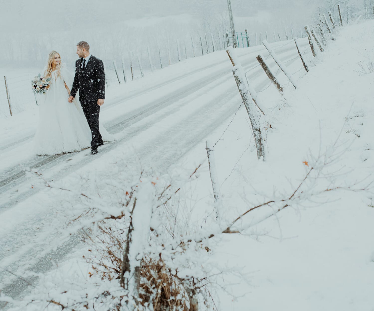 Un mariage en hiver et sous la neige. Reportage de mariage sous la neige, près de Lyon. Les mariages d'automne et d'hiver