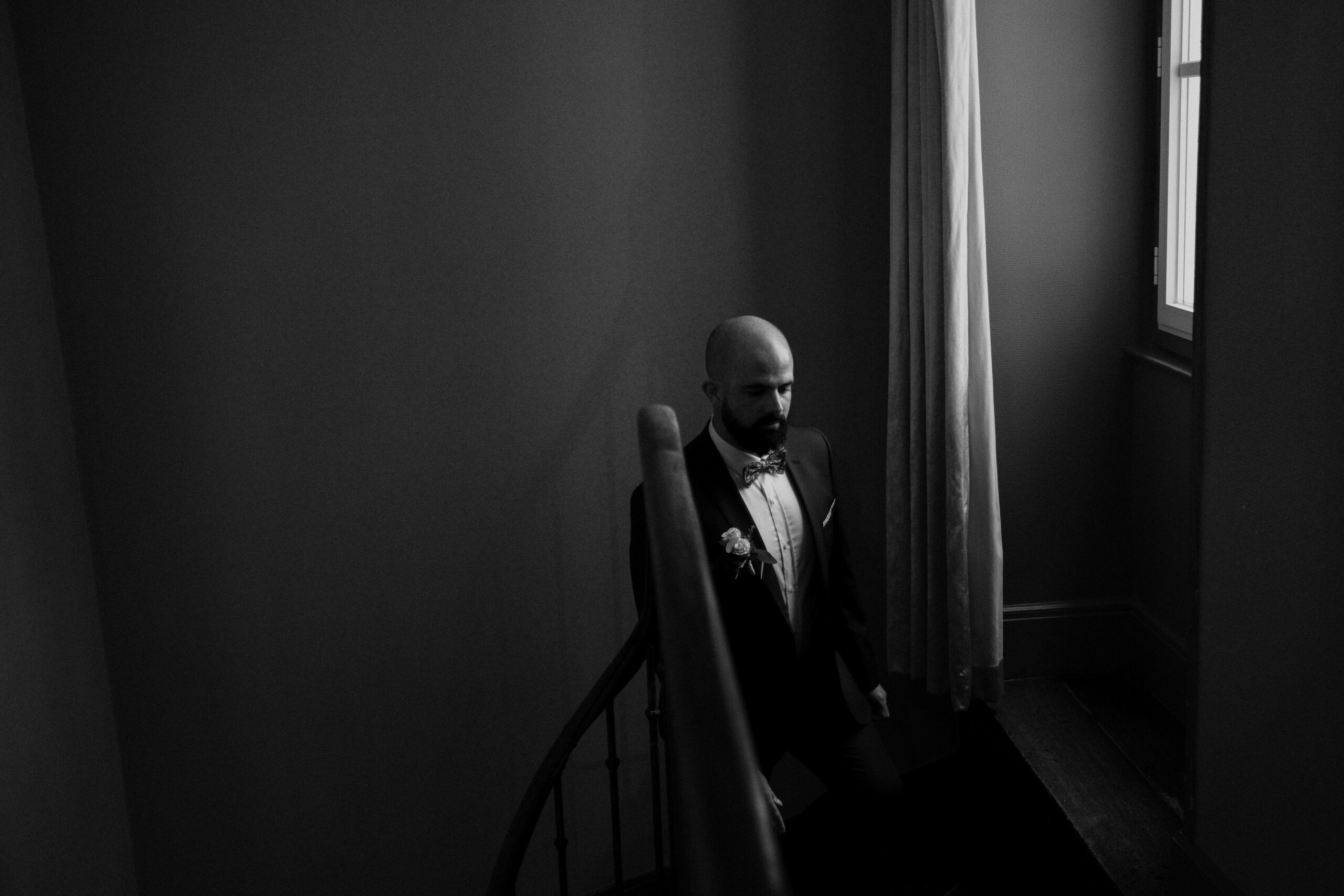 @davidpommier-photographe-mariage-chateau-de-planchevienne (1 sur 1)-12 Le marié va rejoindre la mariée pour le first look