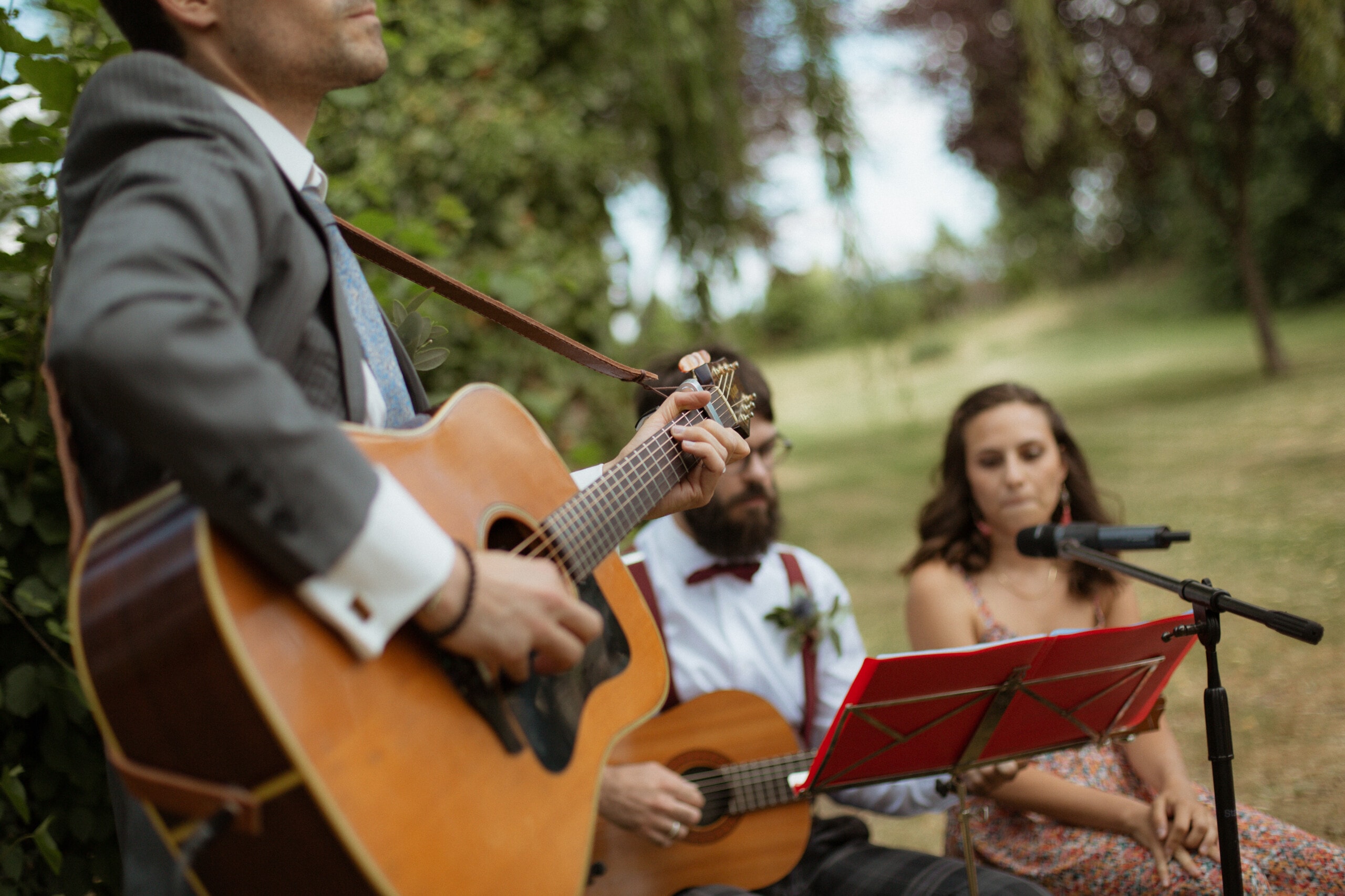 @davidpommier-photographe-mariage-chateau-de-planchevienne (1 sur 1)-24 Invités jouant de la musique à la cérémonie de mariage
