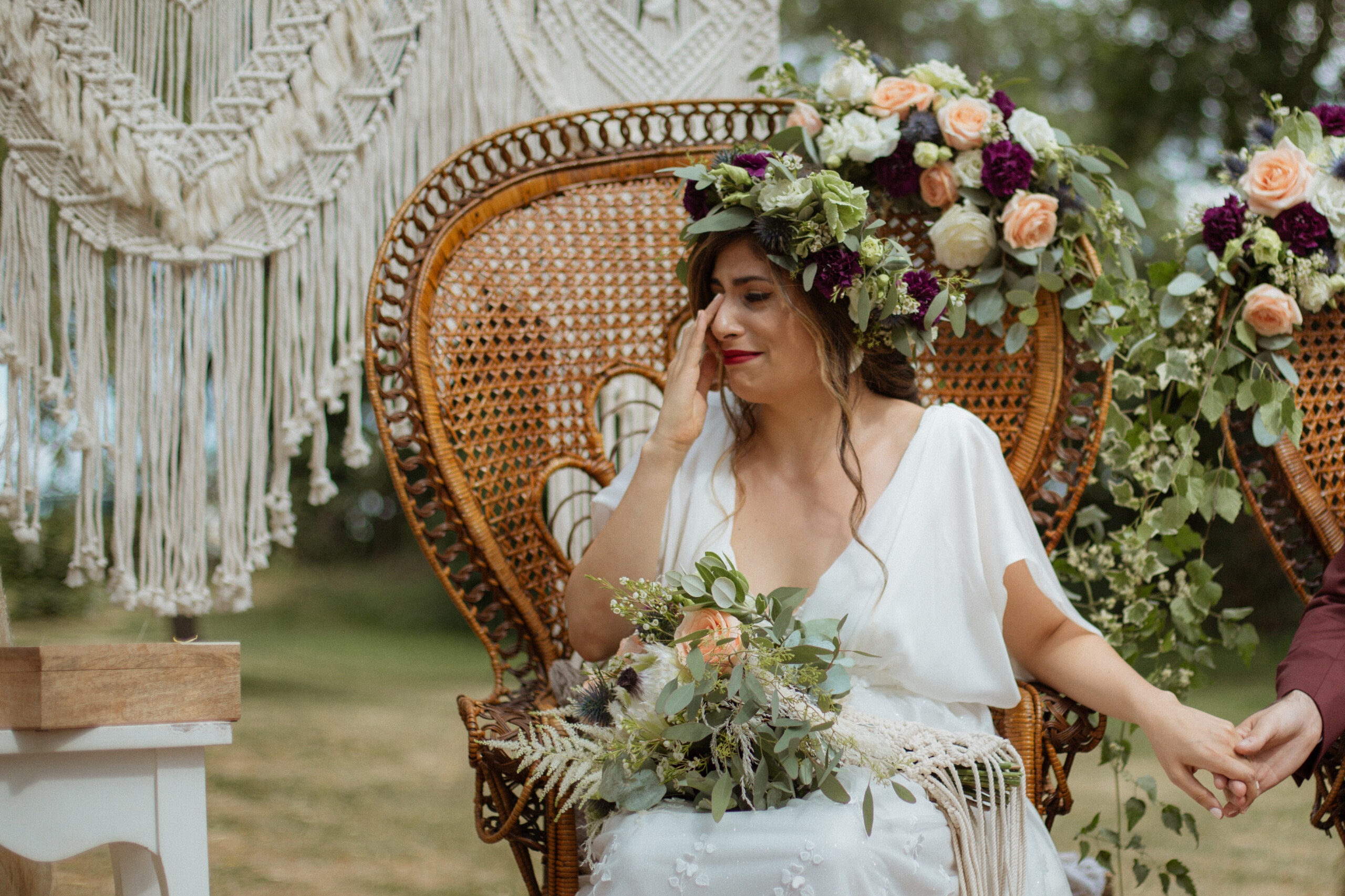 @davidpommier-photographe-mariage-chateau-de-planchevienne (1 sur 1)-25 Emotion de la mariée à la cérémonie de mariage laïque