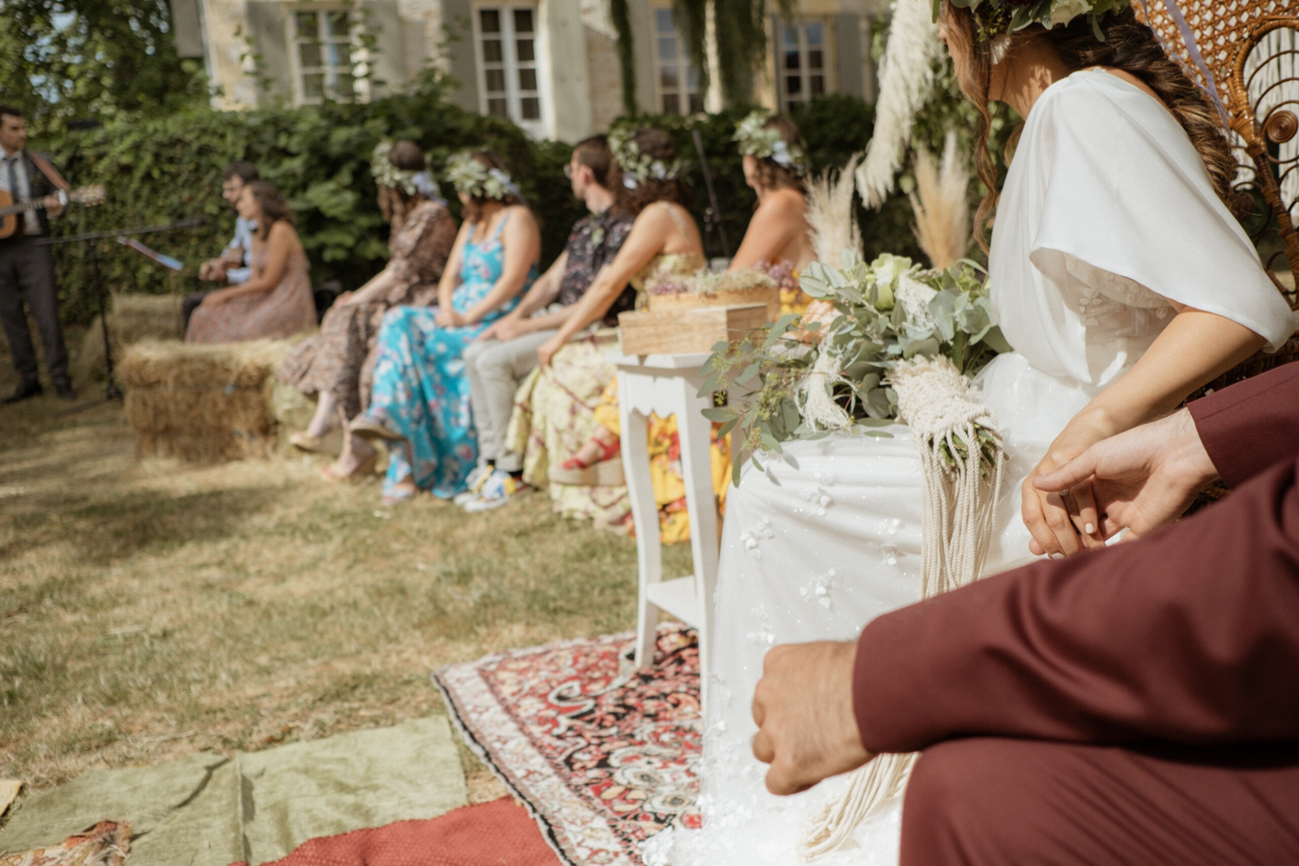 @davidpommier-photographe-mariage-chateau-de-planchevienne (1 sur 1)-26 Photo de détail sur la main des mariés