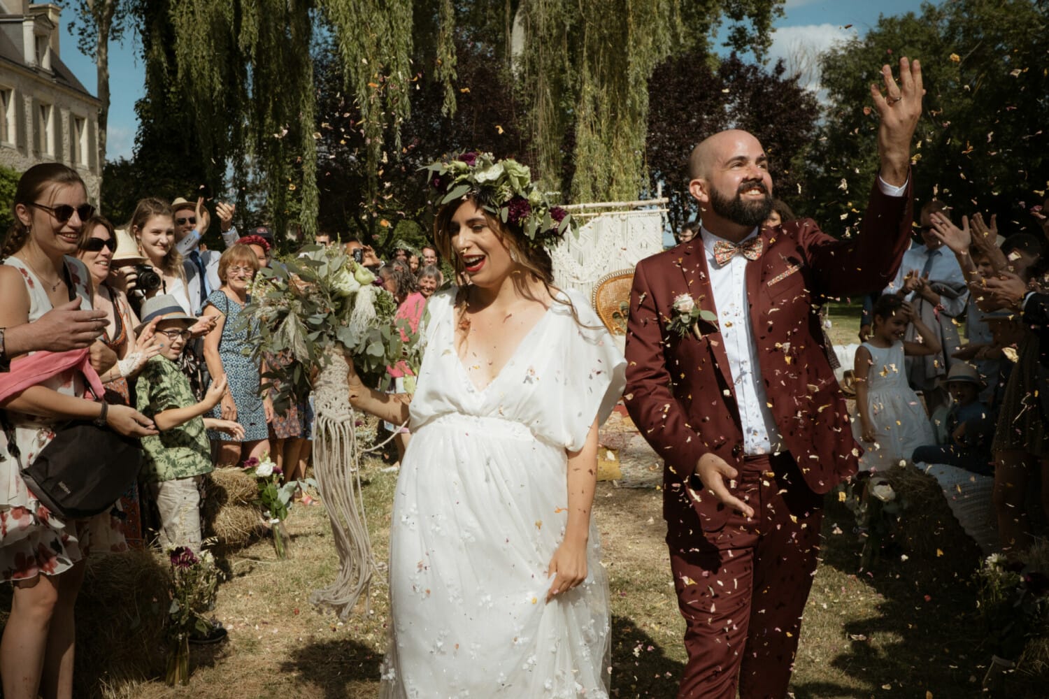 La joie des mariés durant la sortie de cérémonie mariage. Faire son mariage en extérieur ou en intérieur ?
