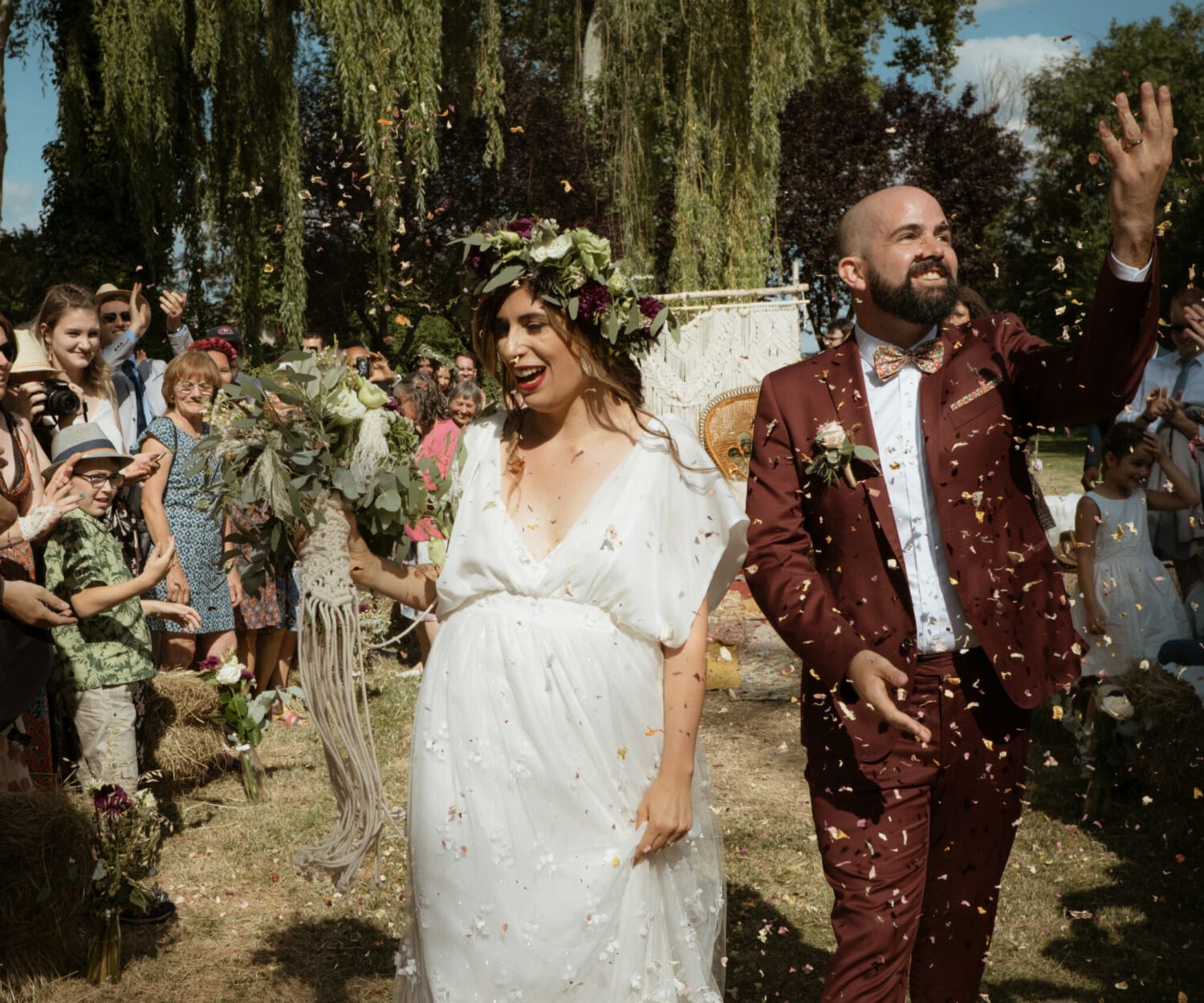 La joie des mariés durant la sortie de cérémonie mariage. Faire son mariage en extérieur ou en intérieur ?