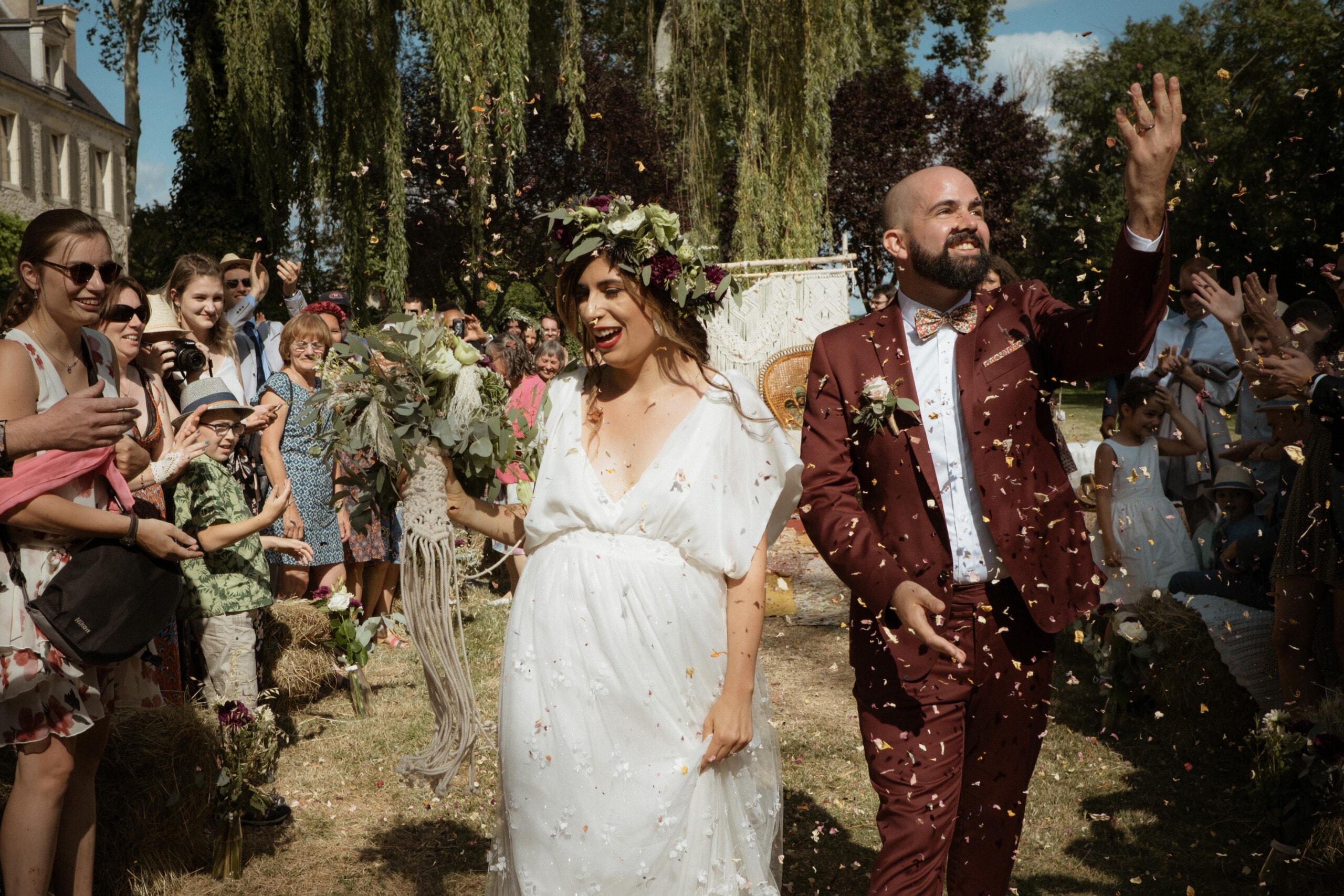 @davidpommier-photographe-mariage-chateau-de-planchevienne (1 sur 1)-36 La joie des mariés durant la sortie de cérémonie mariage. Faire son mariage en extérieur ou en intérieur ?