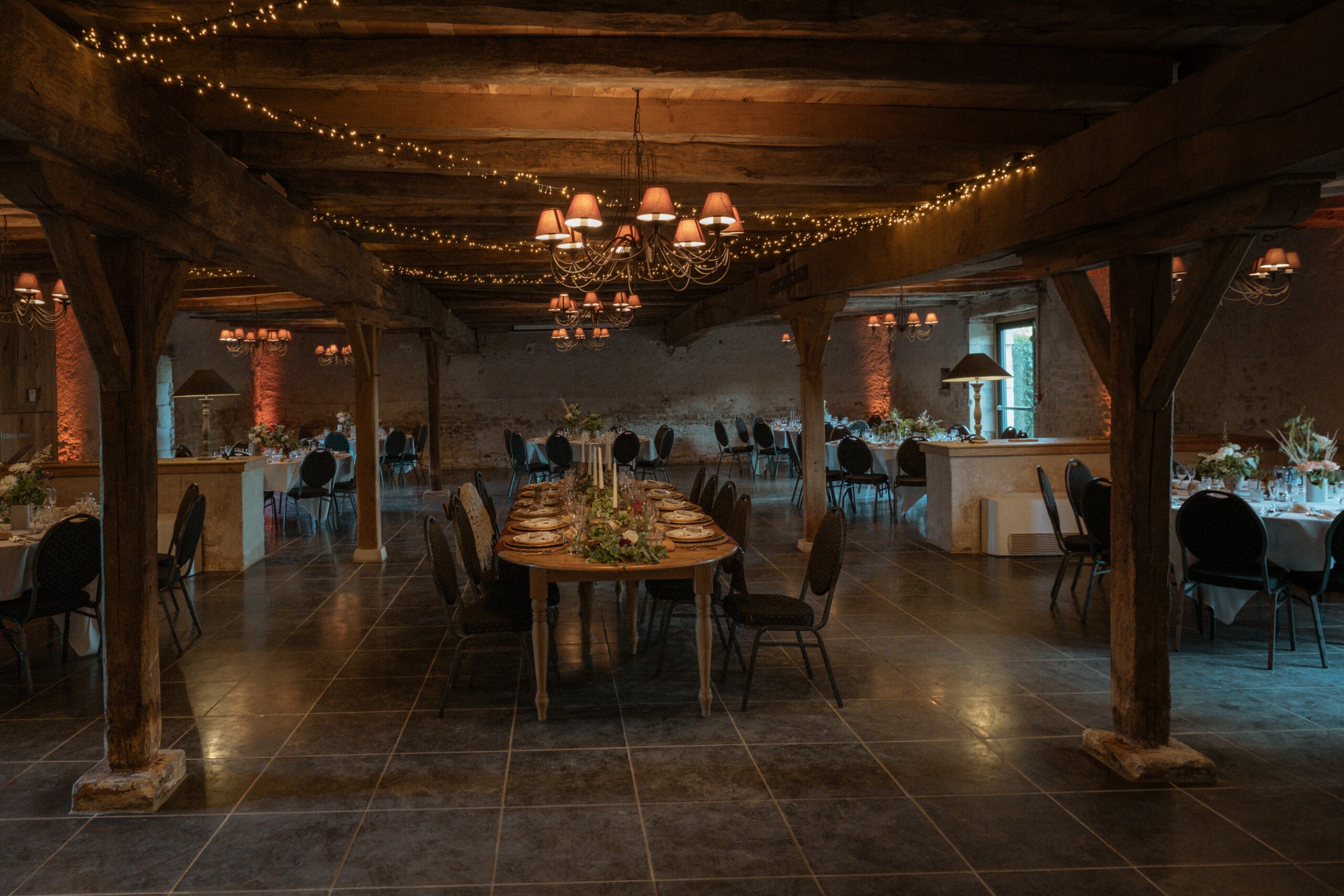 @davidpommier-photographe-mariage-chateau-de-planchevienne (1 sur 1)-41 Salle de réception de mariage décoration château de Planchevienne
