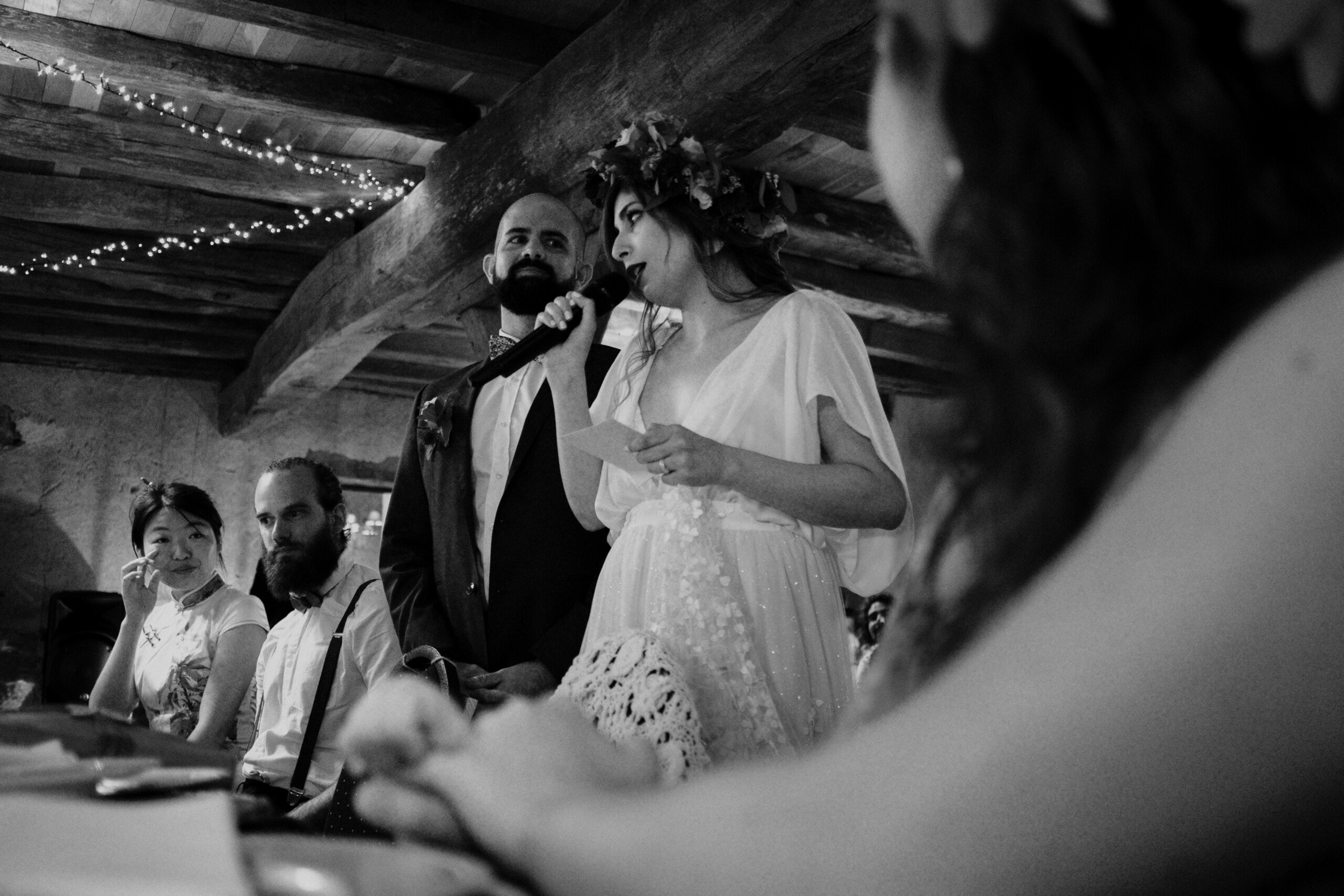 @davidpommier-photographe-mariage-chateau-de-planchevienne (1 sur 1)-65 Discours des mariés à la salle de réception du mariage durant le repas