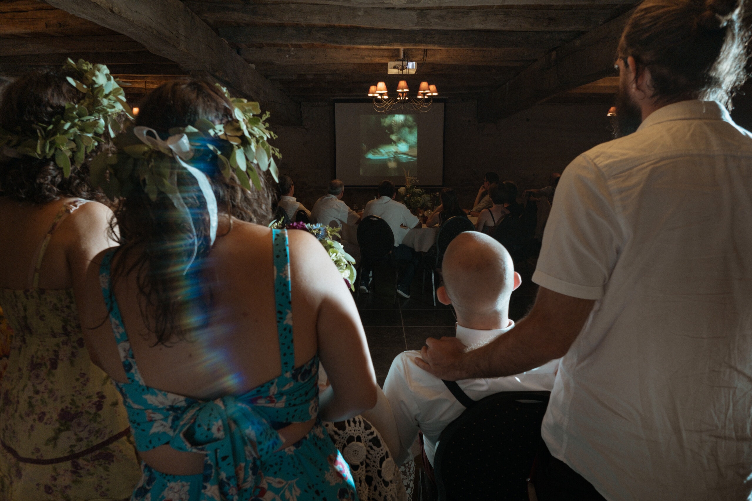 @davidpommier-photographe-mariage-chateau-de-planchevienne (1 sur 1)-69 Les mariés regardent une vidéo surprise durant leur mariage