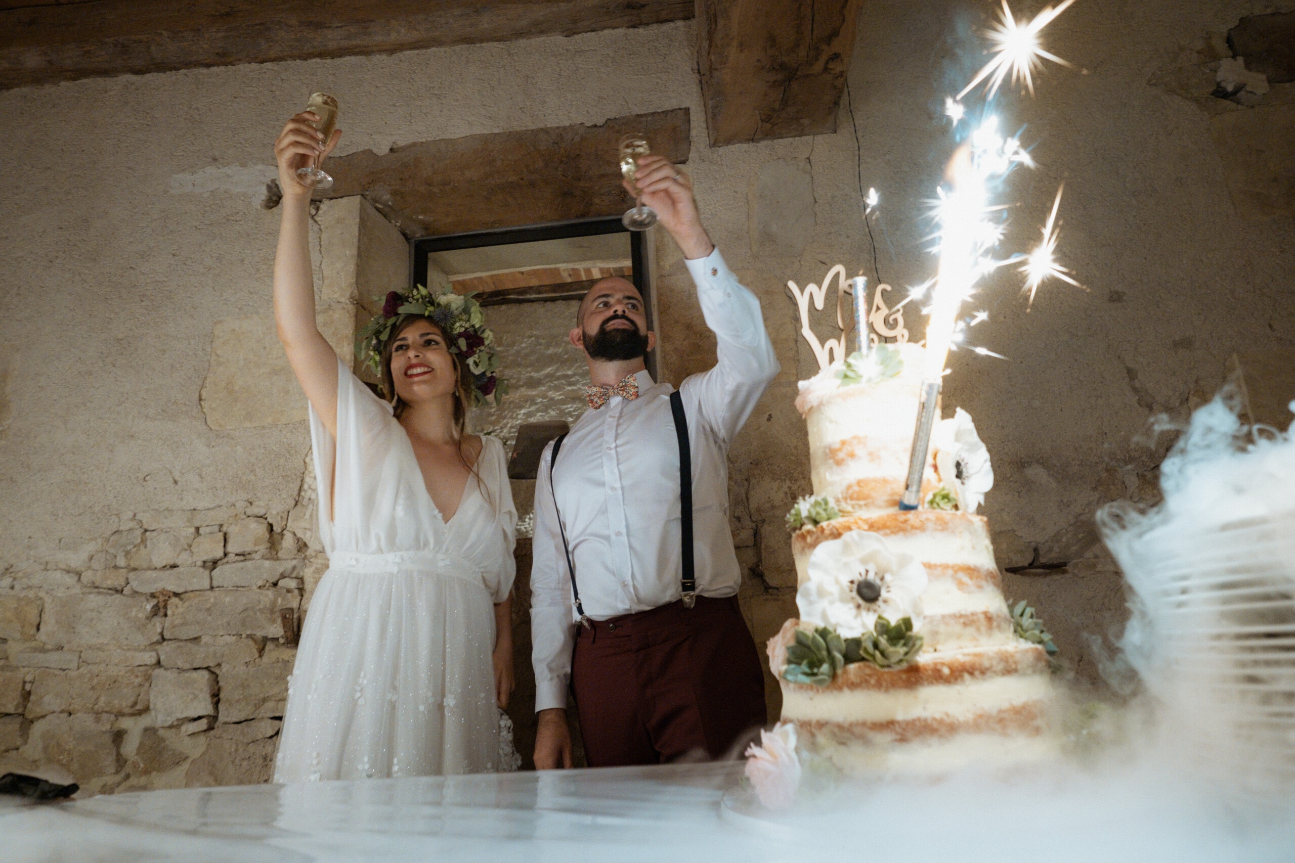 @davidpommier-photographe-mariage-chateau-de-planchevienne (1 sur 1)-71 Les mariés trinquent au champagne durant la présentation du gâteau de mariage