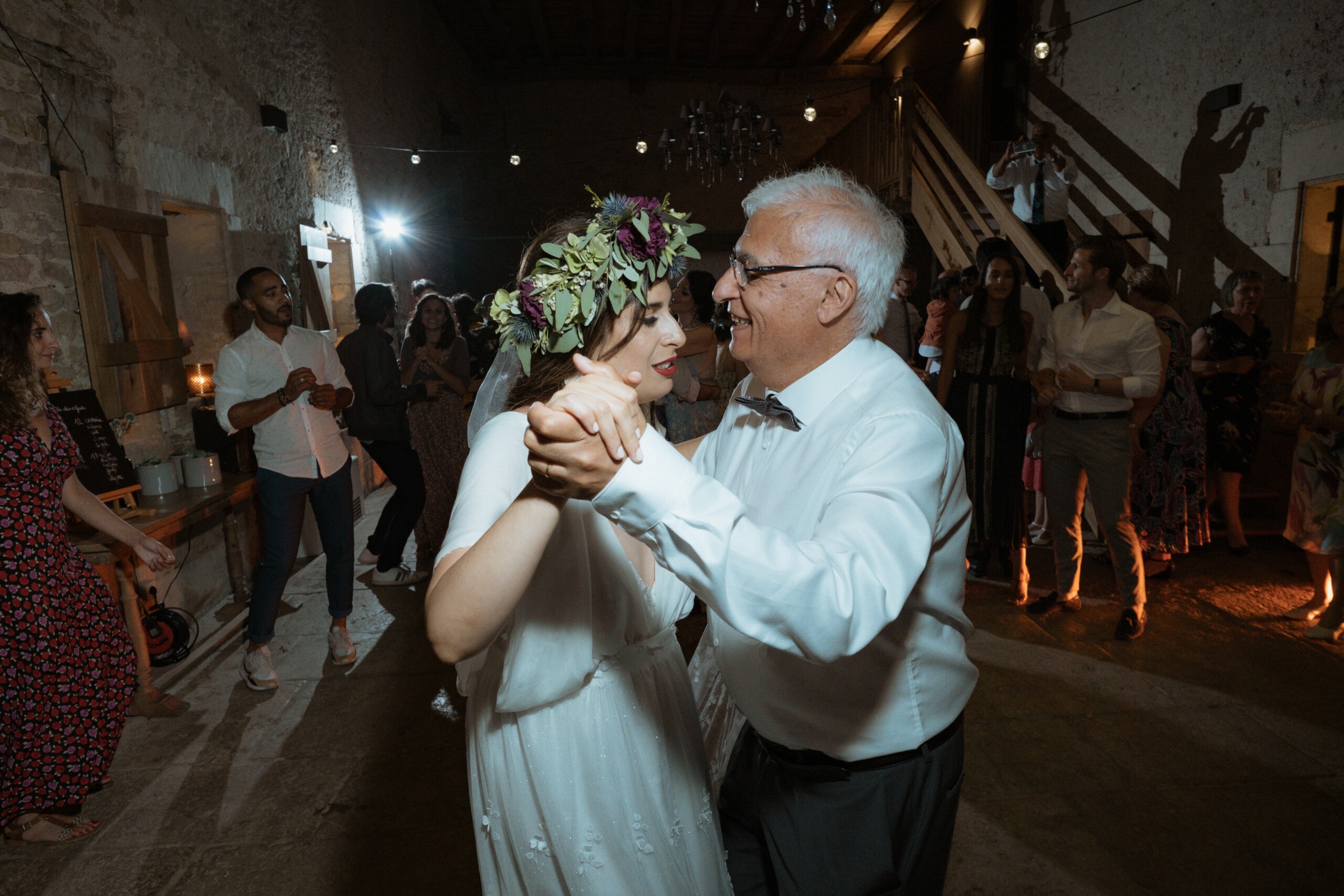 @davidpommier-photographe-mariage-chateau-de-planchevienne (1 sur 1)-74 La mariée danse avec son papa