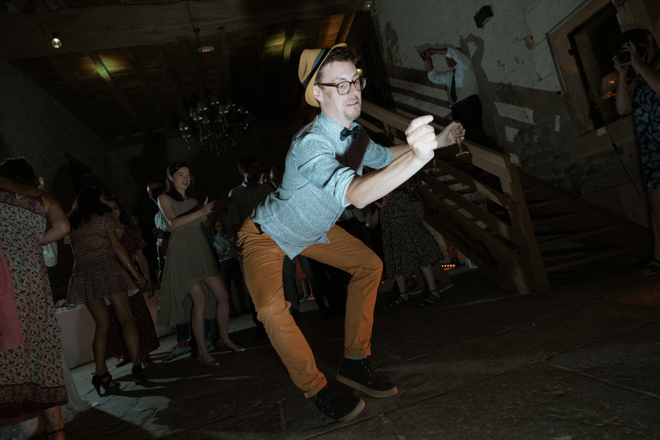 @davidpommier-photographe-mariage-chateau-de-planchevienne (1 sur 1)-76 Les invités dansent sur le dancefloor durant le mariage