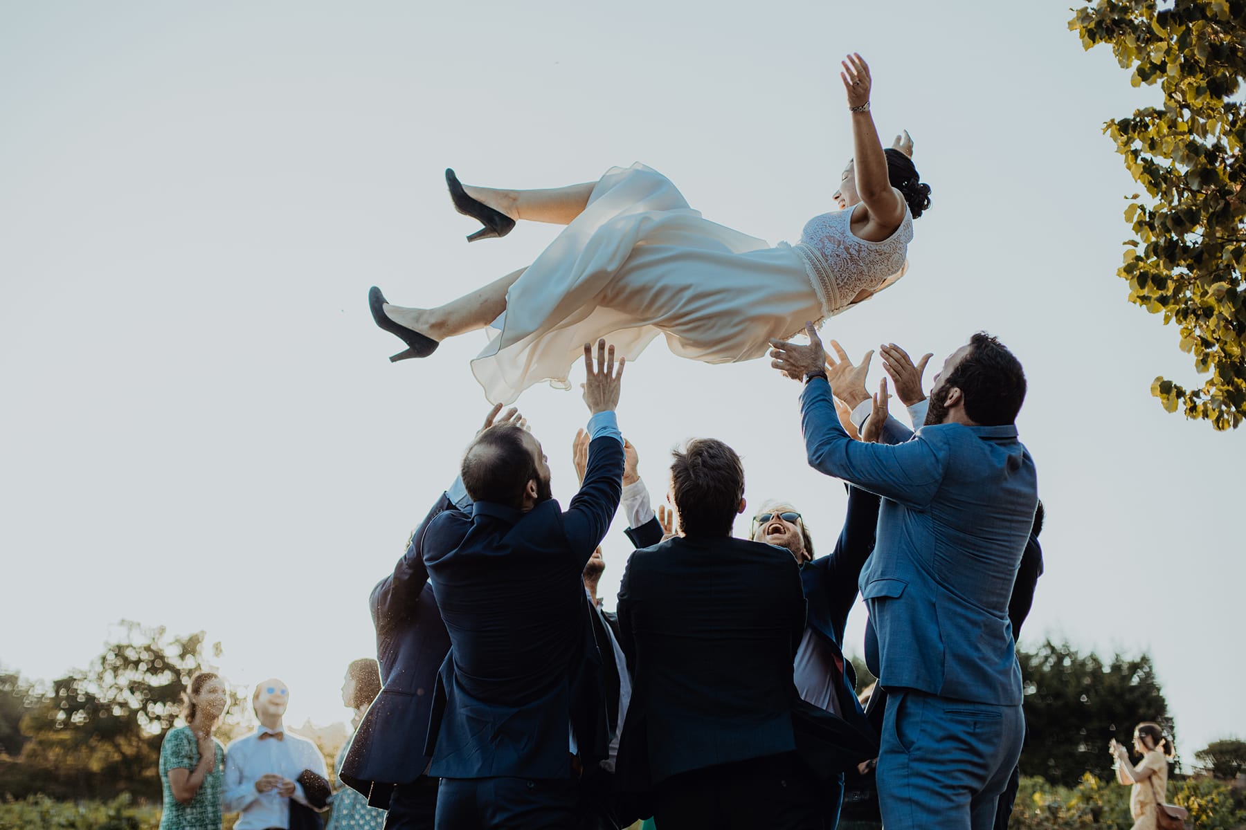 Saison des mariages où les mariés volent sous l'impulsion de leurs amis