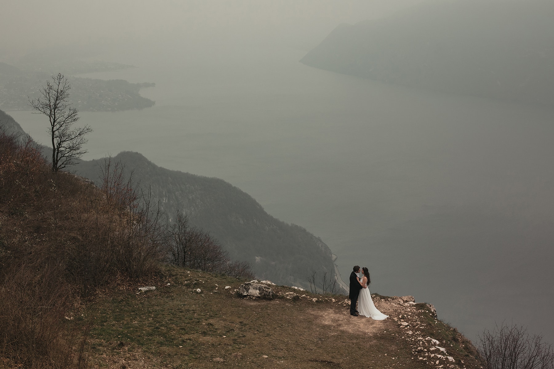 seance-photo-couple-mariage-montagne-neige-hiver-photographe-david-pommier (9 sur 114) Les avantages d'engager un deuxième photographe pour votre reportage de mariage