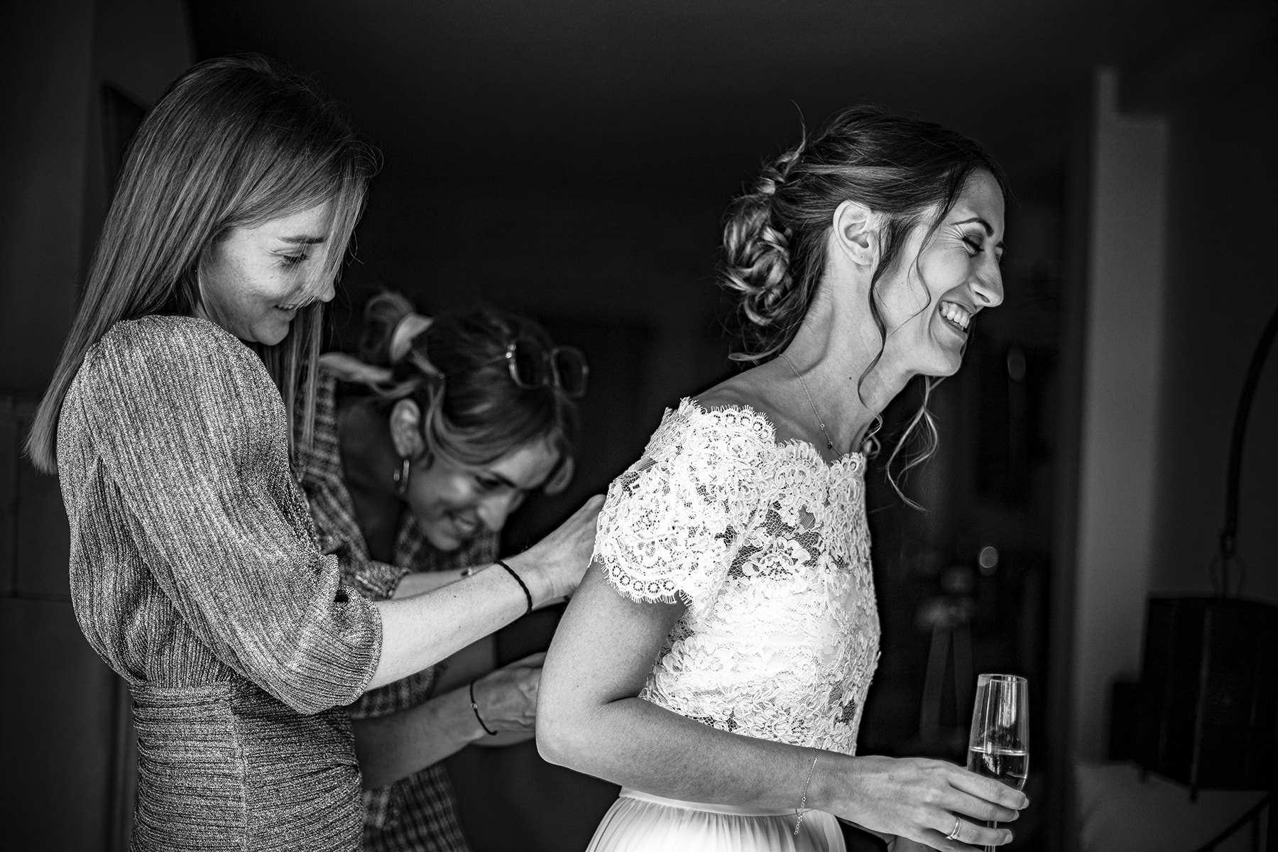 @davidpommier-photographe-mariage-chateau-de-courbeville (1 sur 1)-18 La mariée et ses témoins se préparent