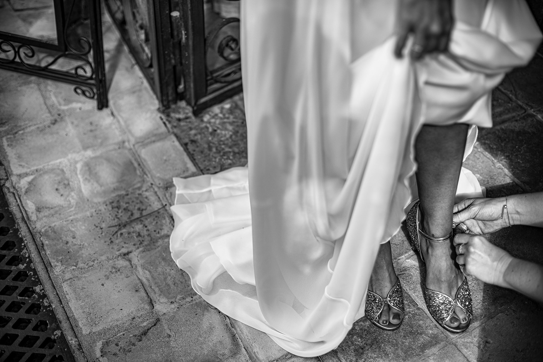 @davidpommier-photographe-mariage-chateau-de-courbeville (1 sur 1)-21 La mariée met ses chaussures