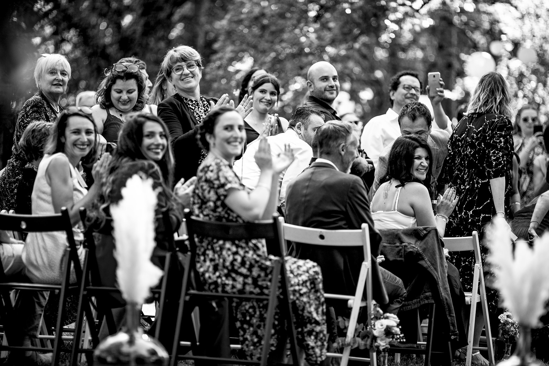 @davidpommier-photographe-mariage-chateau-de-courbeville (1 sur 1)-23 Les invités attendent les mariés durant la cérémonie laïque au château