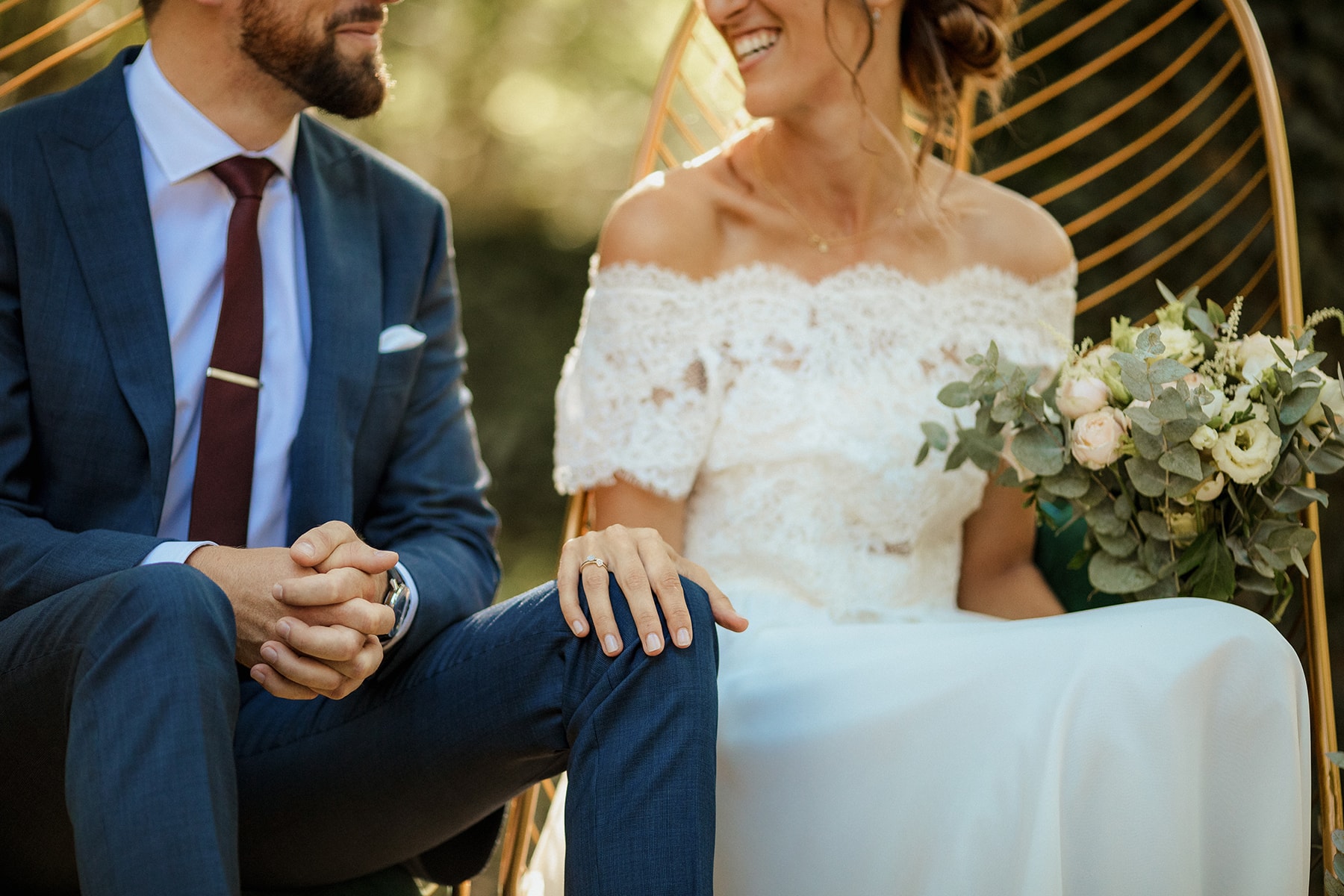 @davidpommier-photographe-mariage-chateau-de-courbeville (1 sur 1)-38 La main de la mariée qui touche le marié