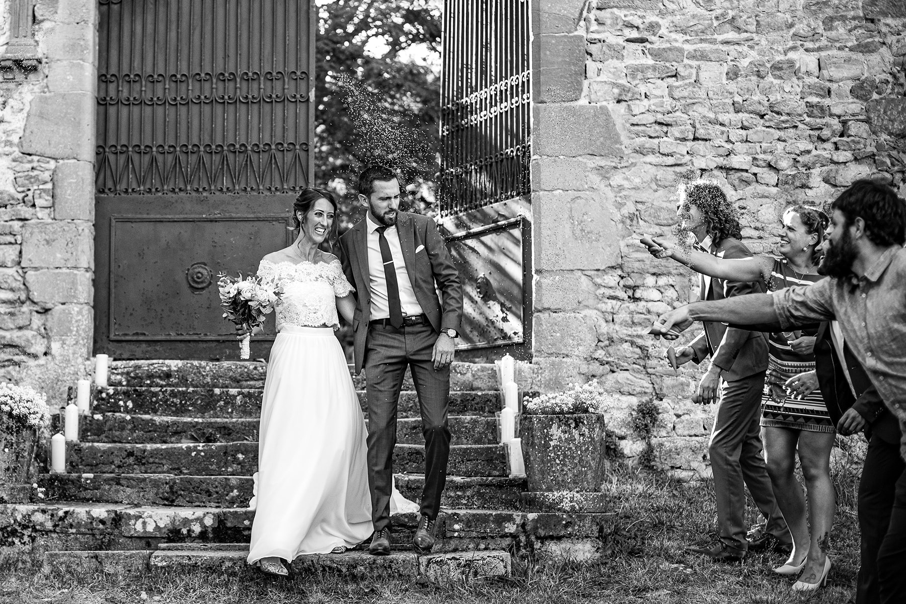 @davidpommier-photographe-mariage-chateau-de-courbeville (1 sur 1)-44 La sortie de la cérémonie laïque sous les confettis et le riz