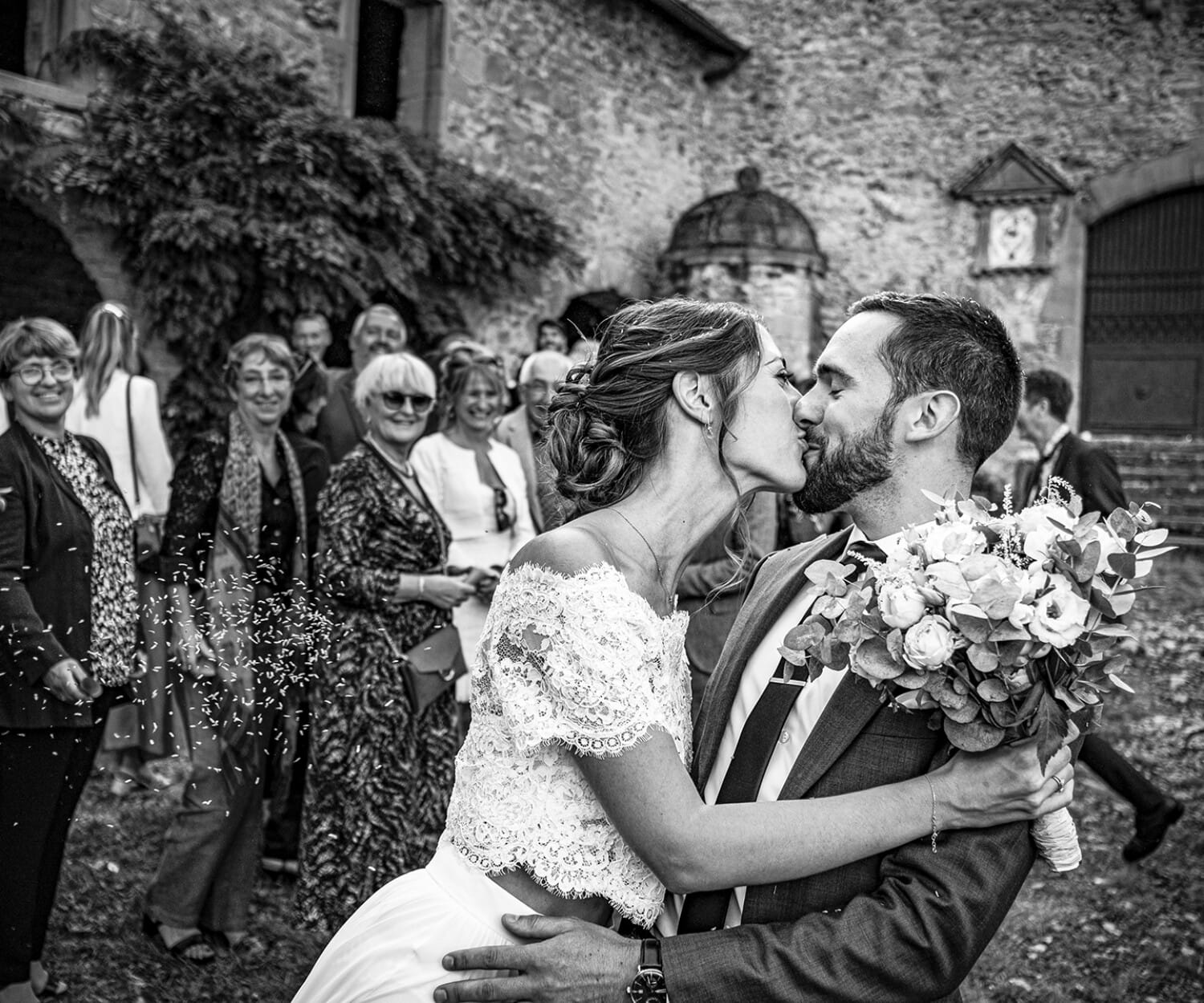 Photo de couple durant un mariage au château de Courbeville près de Lyon