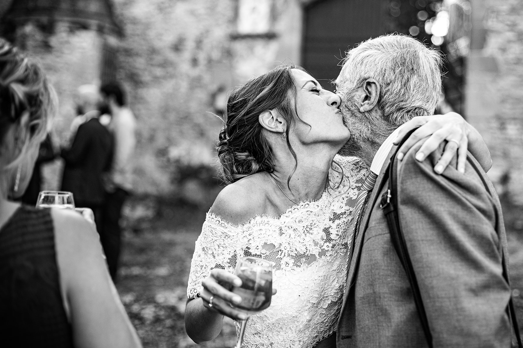 @davidpommier-photographe-mariage-chateau-de-courbeville (1 sur 1)-48 La mariée embrasse son papi