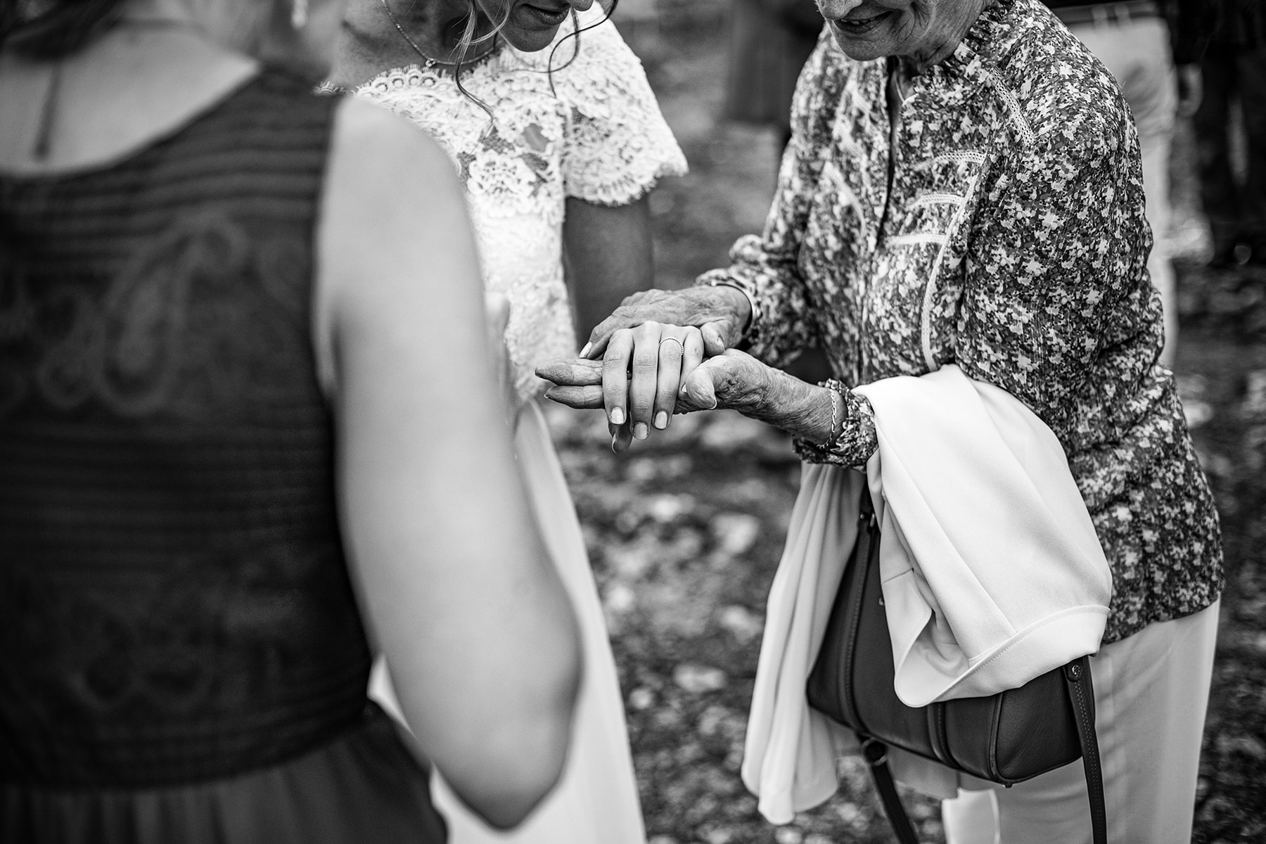 @davidpommier-photographe-mariage-chateau-de-courbeville (1 sur 1)-49 Les invités regardent les alliances des mariés