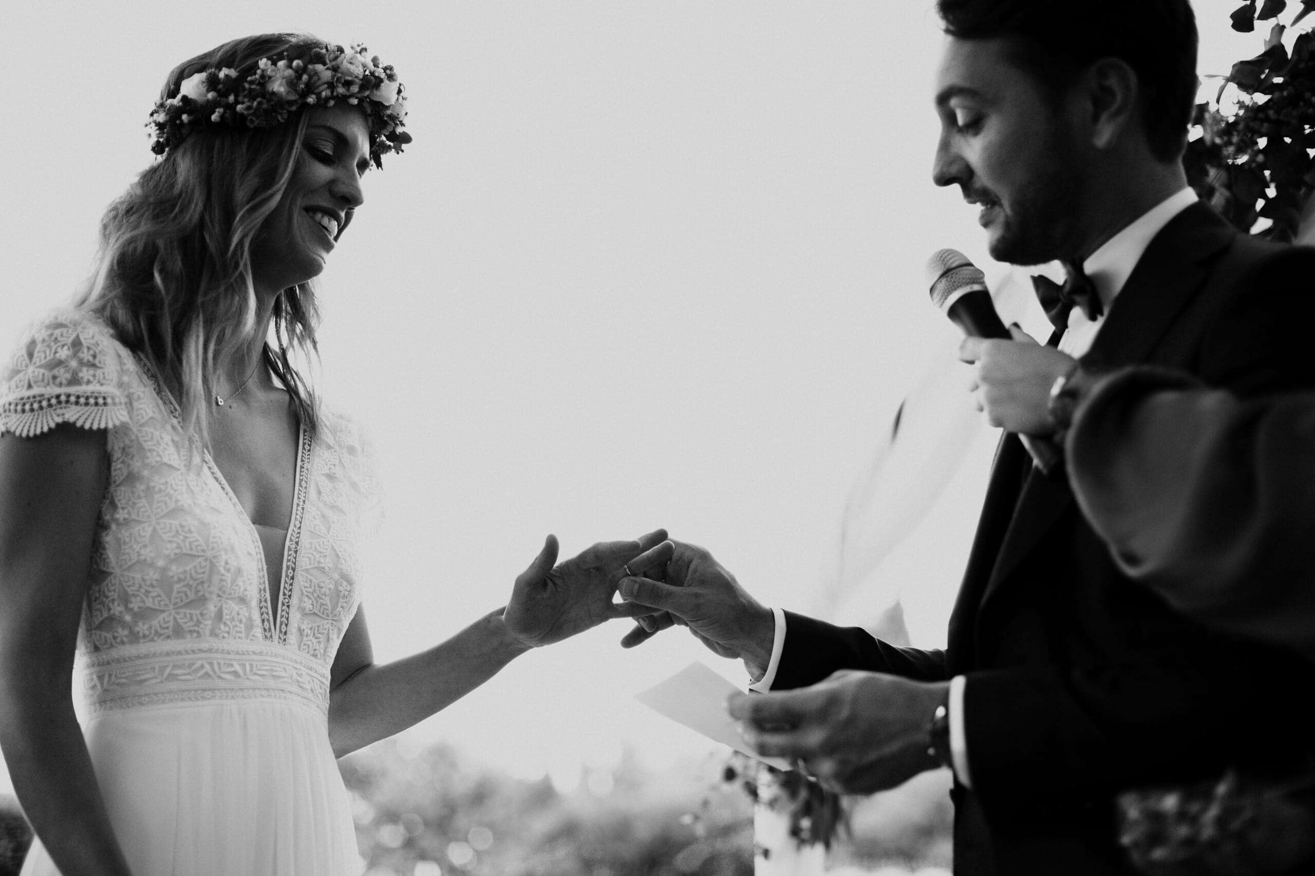 L'échange des alliances durant la cérémonie