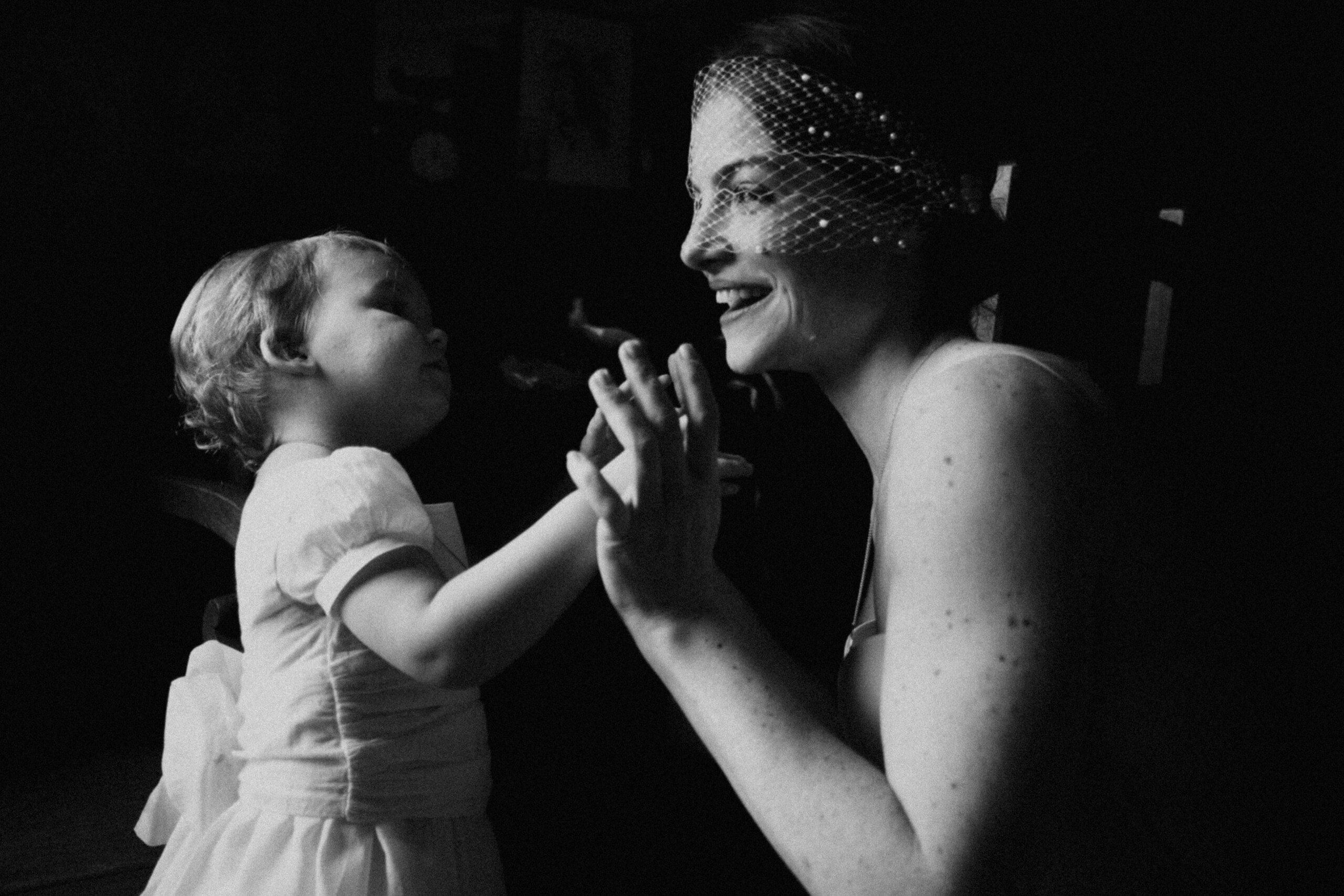 @pommierdavid-photographe-de-mariage-en-isere-beaurepaire (211 sur 1480) Mariage moderne et créatif dans la maison familiale.