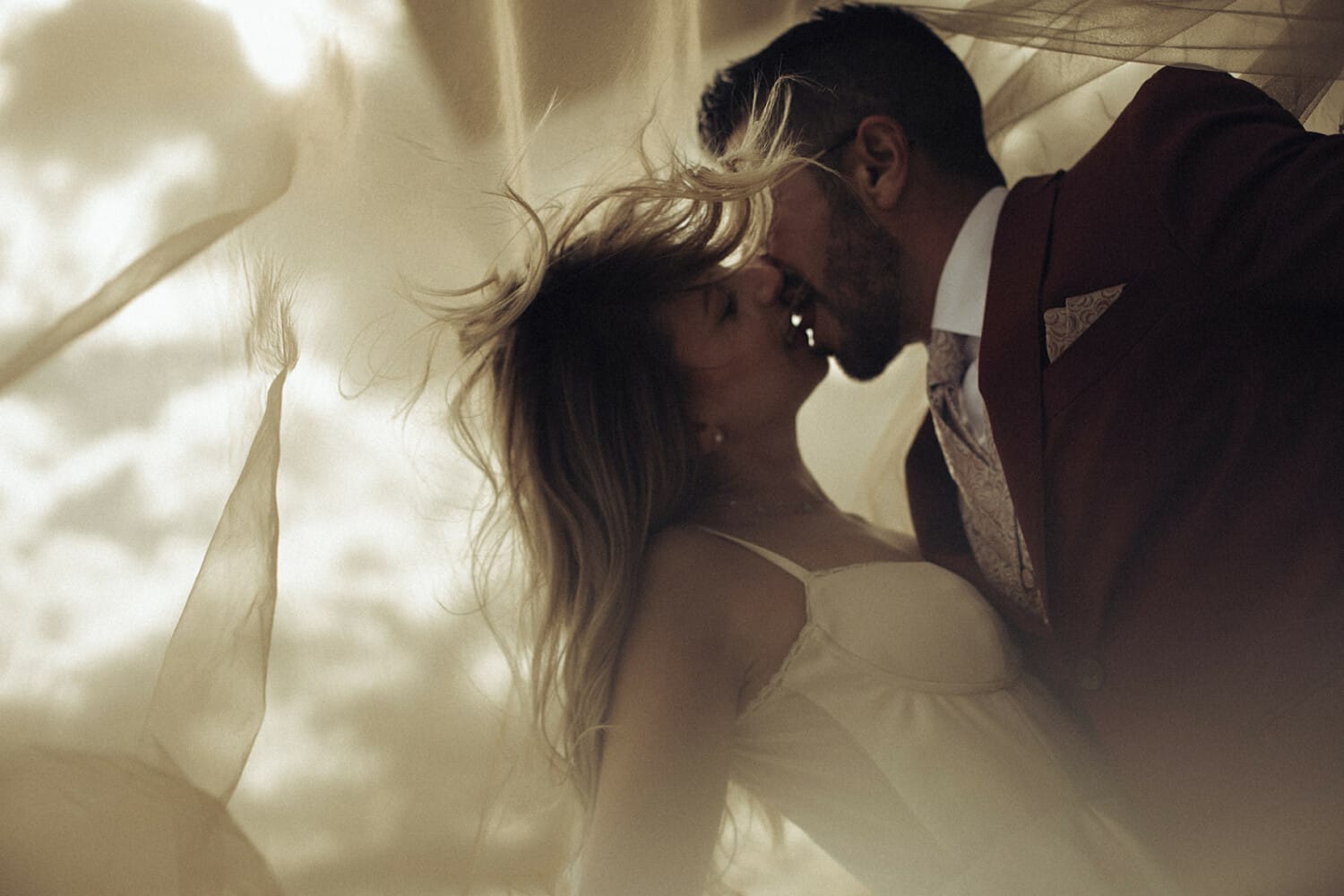 séance de couple Day Fater après le mariage. Pourquoi faire cette séance après le mariage ? Avril le Mois où Tout Fleurit