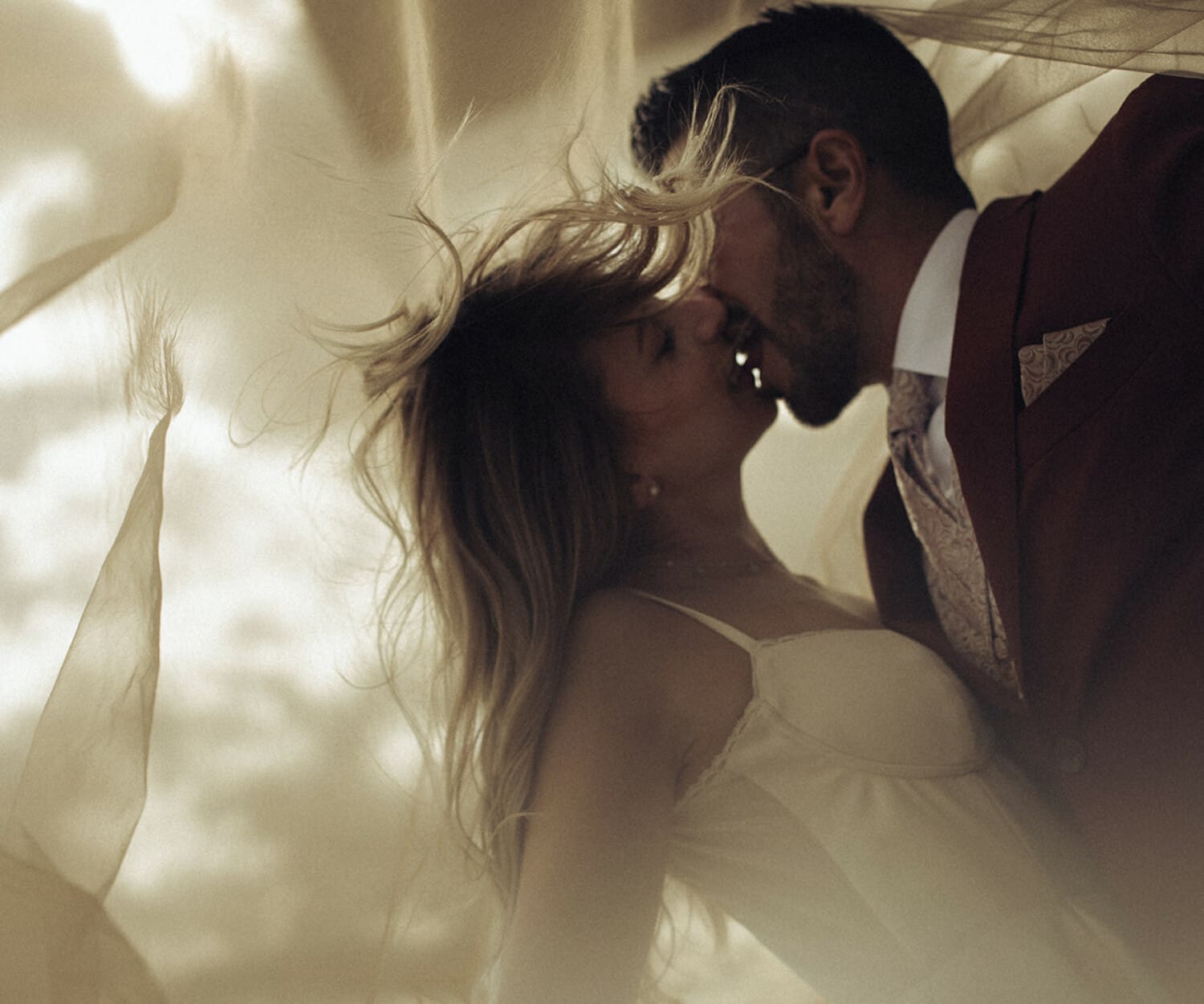 séance de couple Day Fater après le mariage. Pourquoi faire cette séance après le mariage ? Avril le Mois où Tout Fleurit