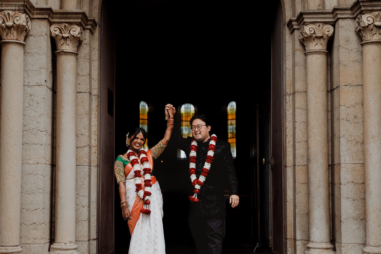 Just married (avec panache) Sortie de l’église des mariés main dans la main après une cérémonie joyeuse