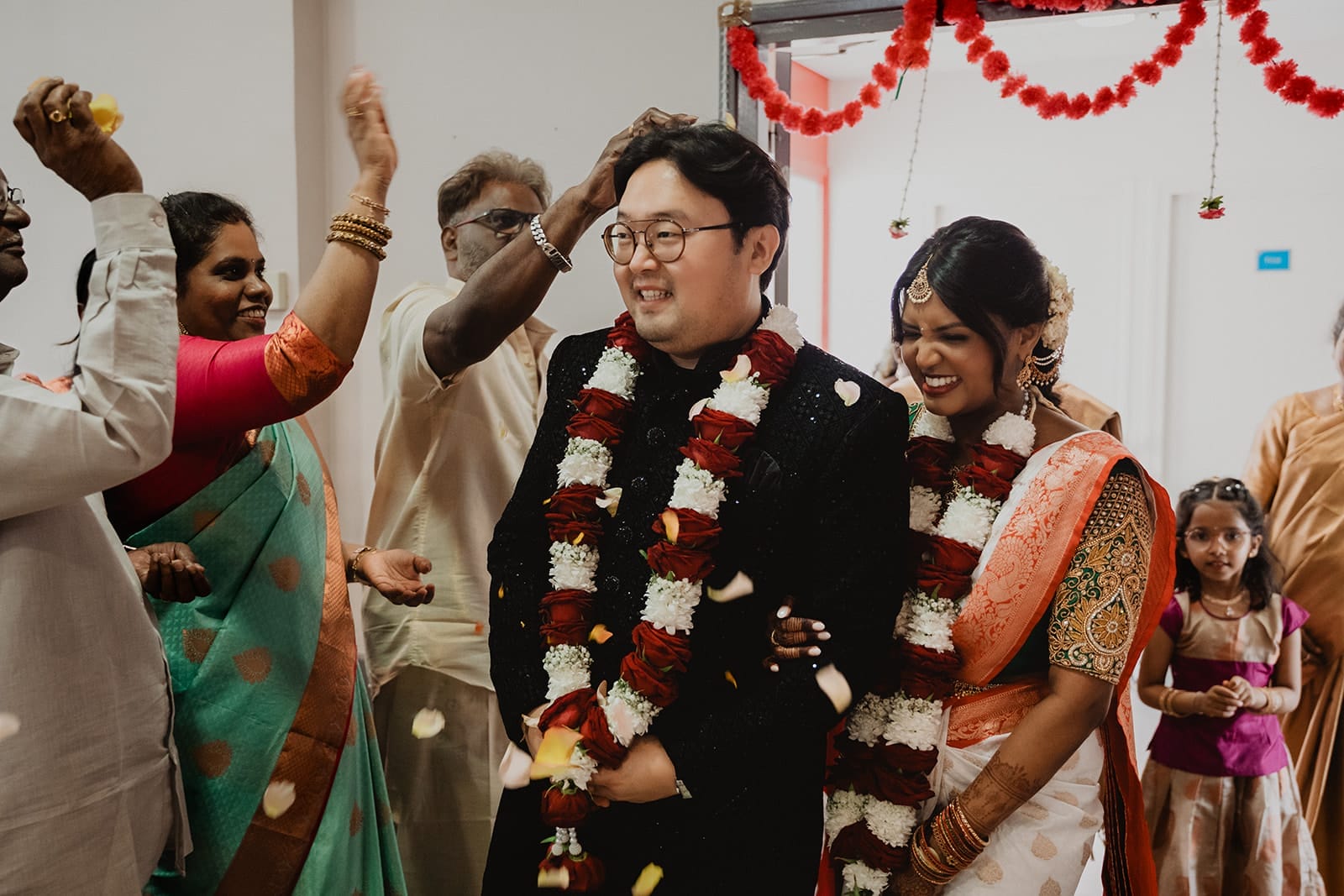 Fleurs, sourires, bénédictions… et un amour qui éclate de rire.