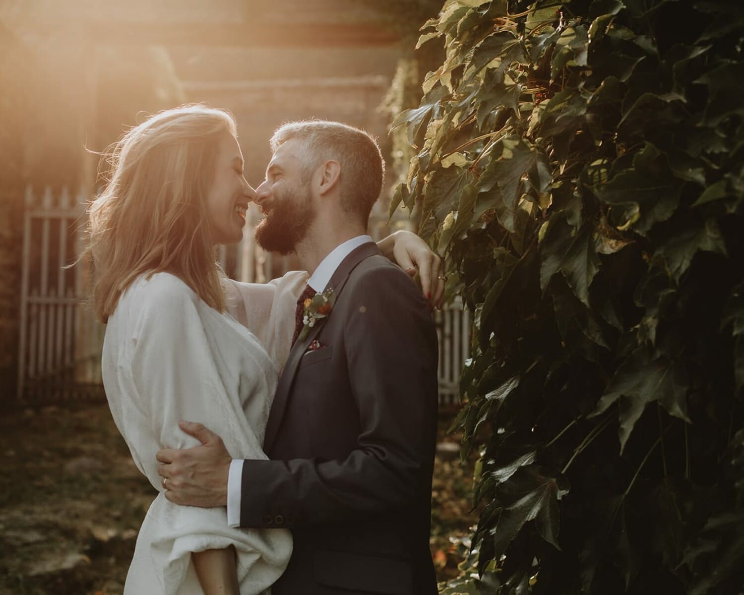 Couple de mariés au Manoir de Tourville, enlacés au coucher du soleil – photographie de mariage naturelle et cinématographique.