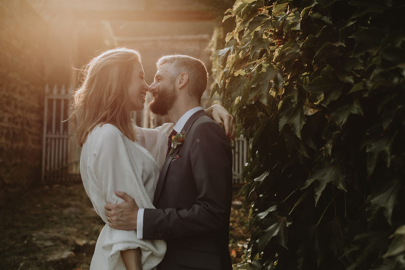 Couple de mariés au Manoir de Tourville, enlacés au coucher du soleil – photographie de mariage naturelle et cinématographique.
