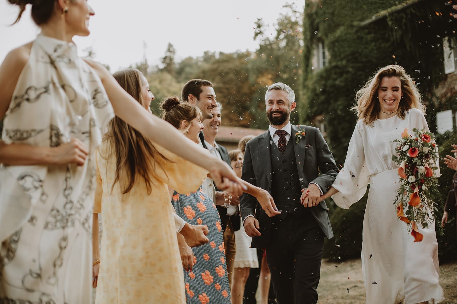 Sortie des mariés au Manoir de Tourville sous les confettis – reportage photo mariage joyeux et naturel près de Lyon.