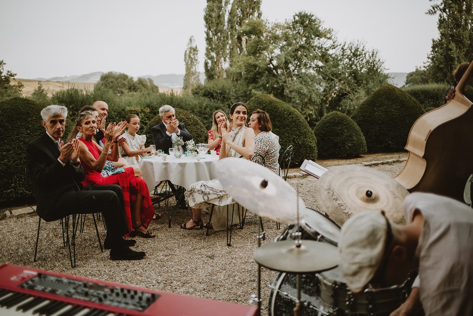Invités applaudissant lors d’un concert de jazz pendant le mariage au Manoir de Tourville – ambiance élégante et festive.