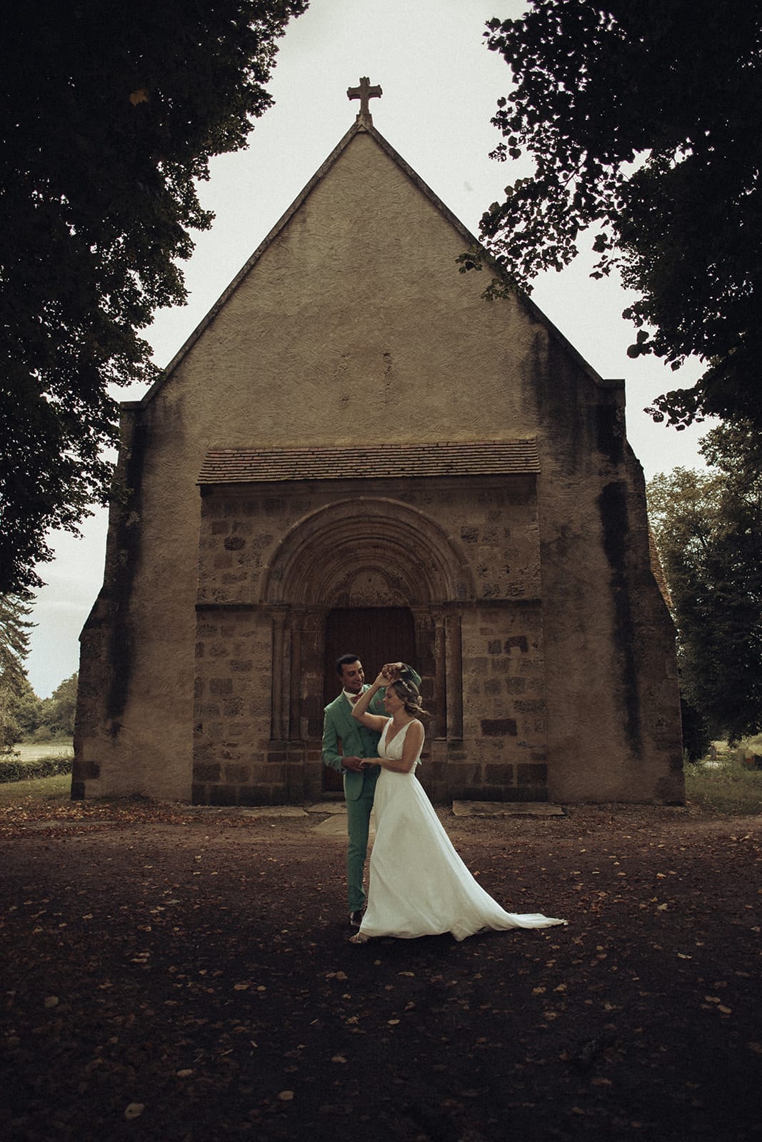 Couple de mariés devant l’église de Garnat, près du Domaine de la Pierre à Thiel-sur-Acolin