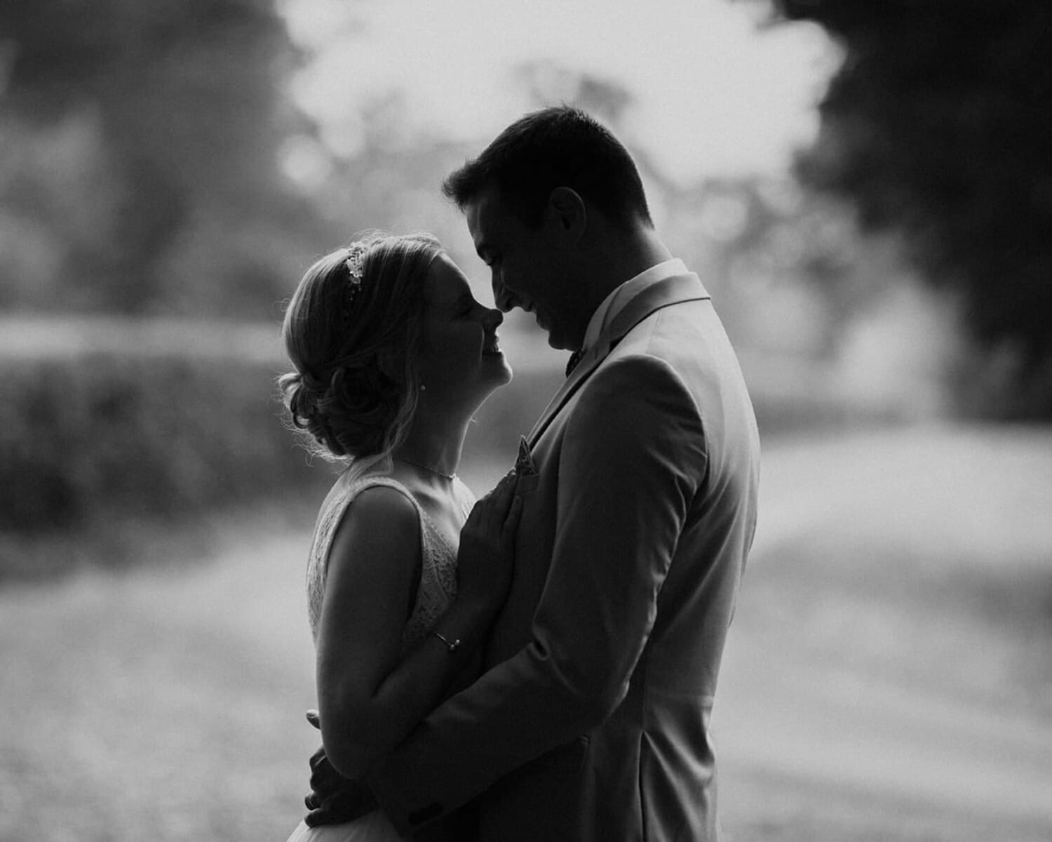 Mariés en noir et blanc lors de leur mariage au Domaine de la Pierre à Thiel-sur-Acolin, près de Moulins