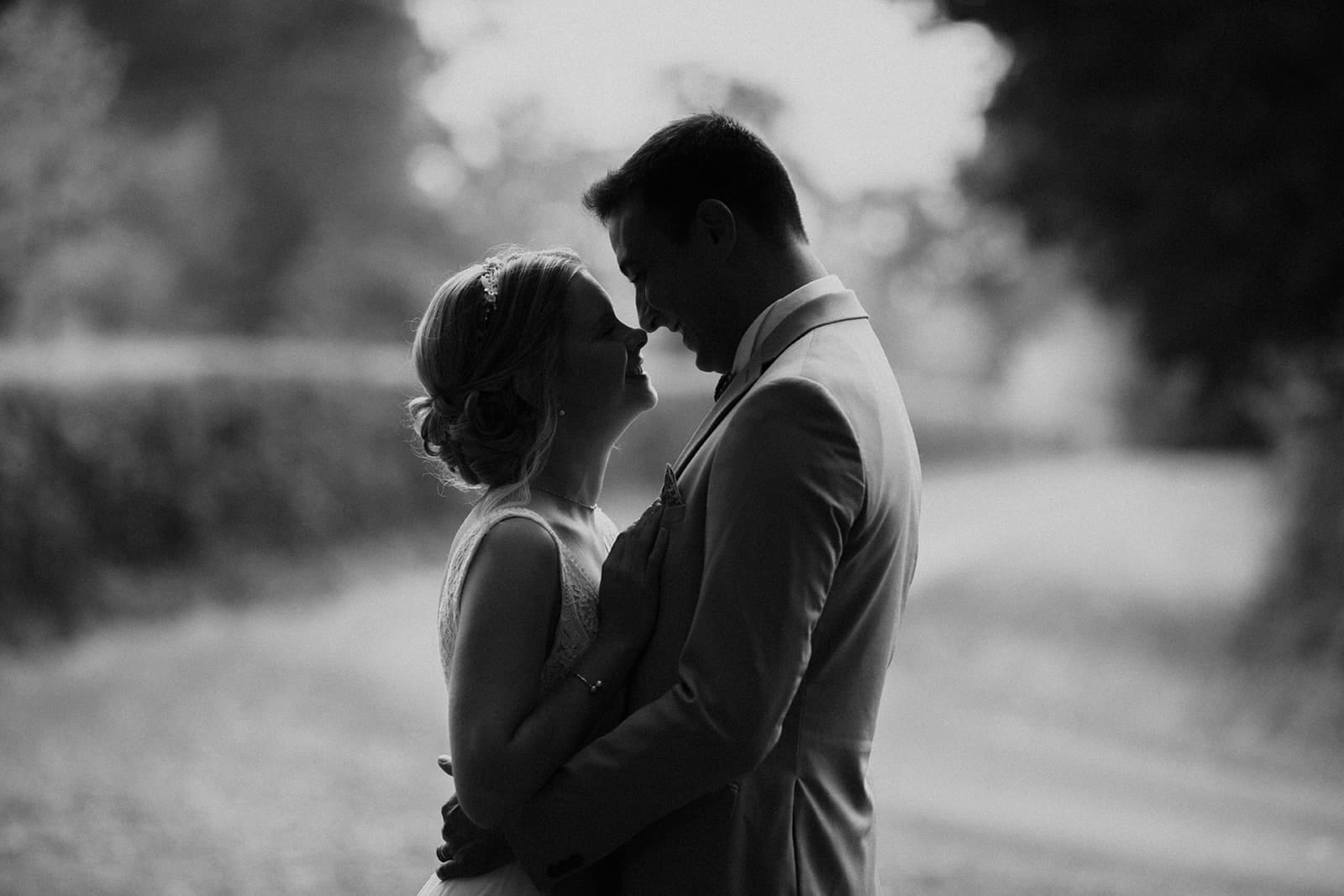 Mariés en noir et blanc lors de leur mariage au Domaine de la Pierre à Thiel-sur-Acolin, près de Moulins