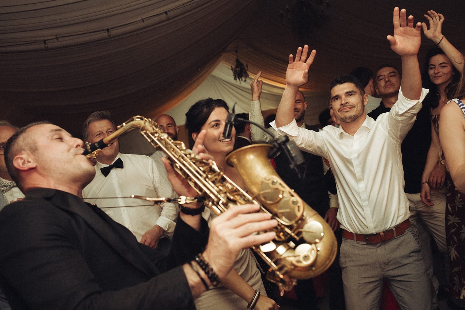 Mariage festif jusqu'au bout de la nuit avec un saxophoniste