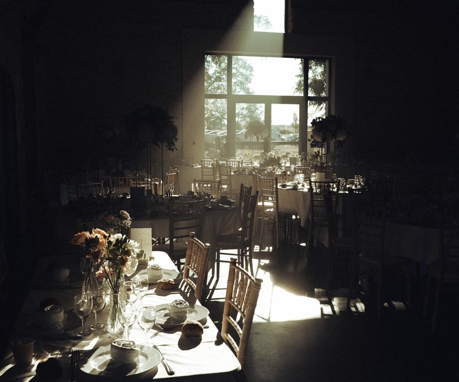 Salle de réception du Domaine de la Pierre baignée de lumière avant l’arrivée des invités